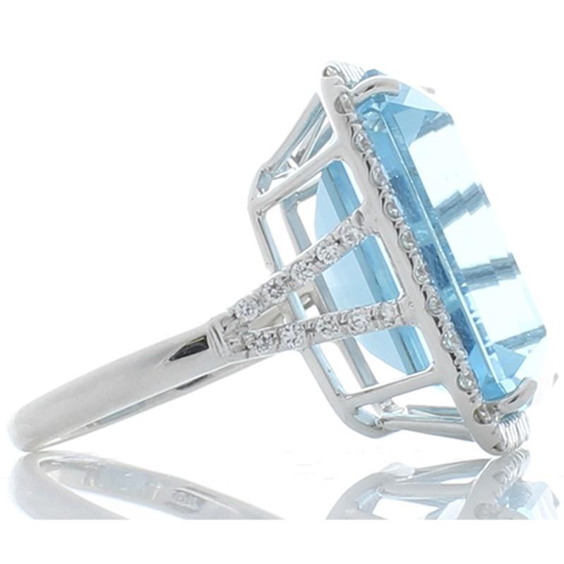 21.27 Carat Emerald Cut Aquamarine and Diamond Cocktail Ring in 18 Karat Gold (Smaragdschliff)