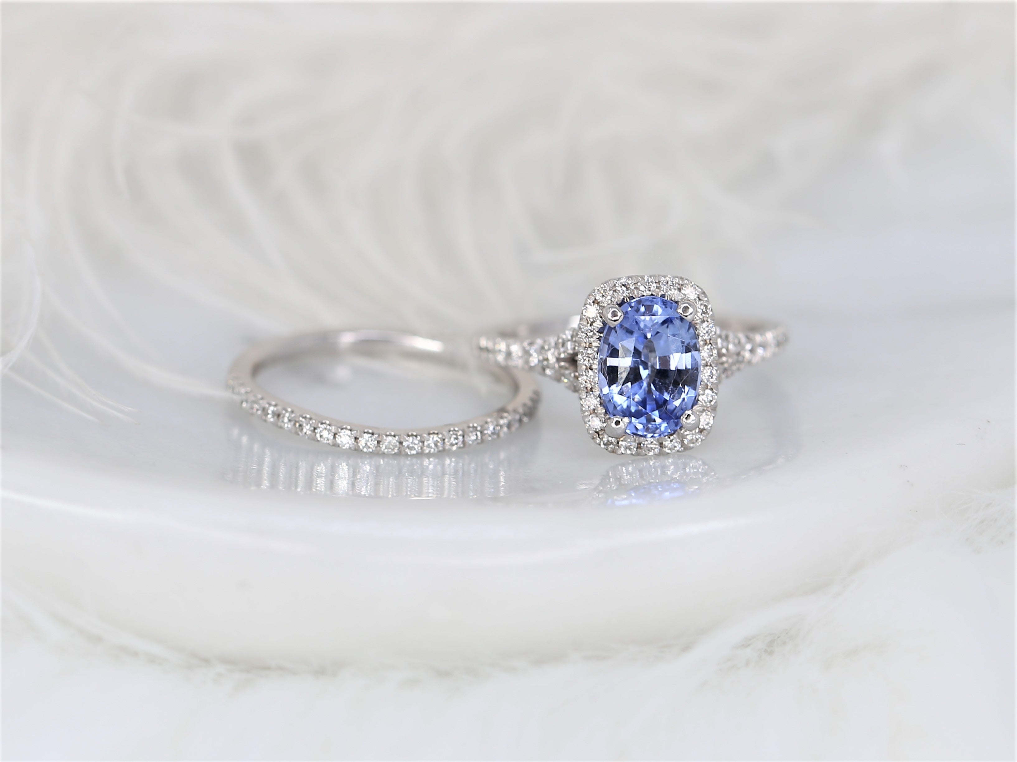 Wir präsentieren unseren exquisiten kornblumenblauen Saphir-Halo-Ring mit einem faszinierenden Mermaid Split Shank Design. Dieses einzigartige Brautset zeigt einen atemberaubenden kornblumenblauen Saphir, der von einem Halo aus funkelnden