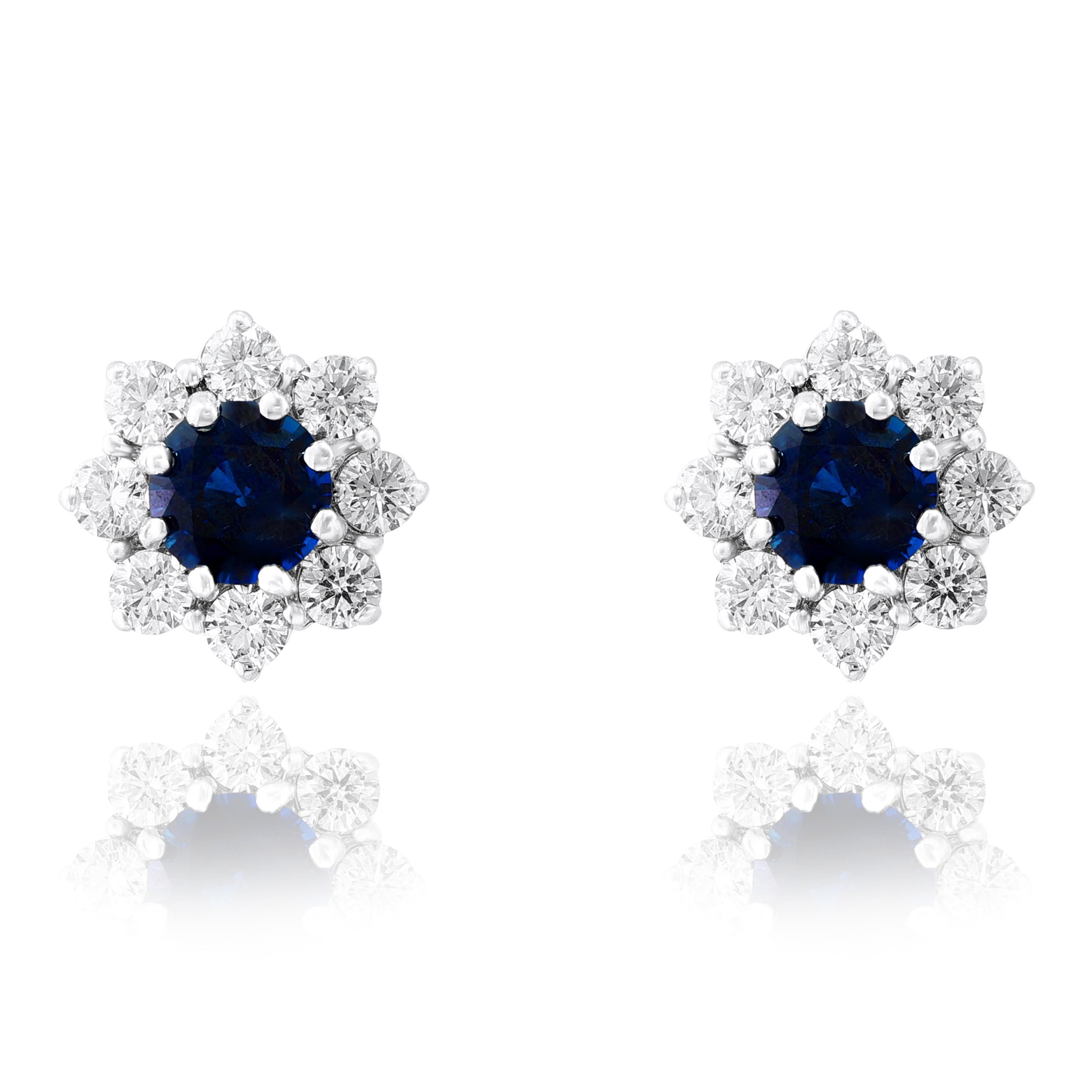 Une paire de boucles d'oreille intemporelle mettant en valeur deux saphirs bleus taille brillant pesant 2.13 carats au total, accentuée par une rangée de 16 diamants ronds de taille brillant pesant 1.28 carats au total. Fabriqué en or blanc
