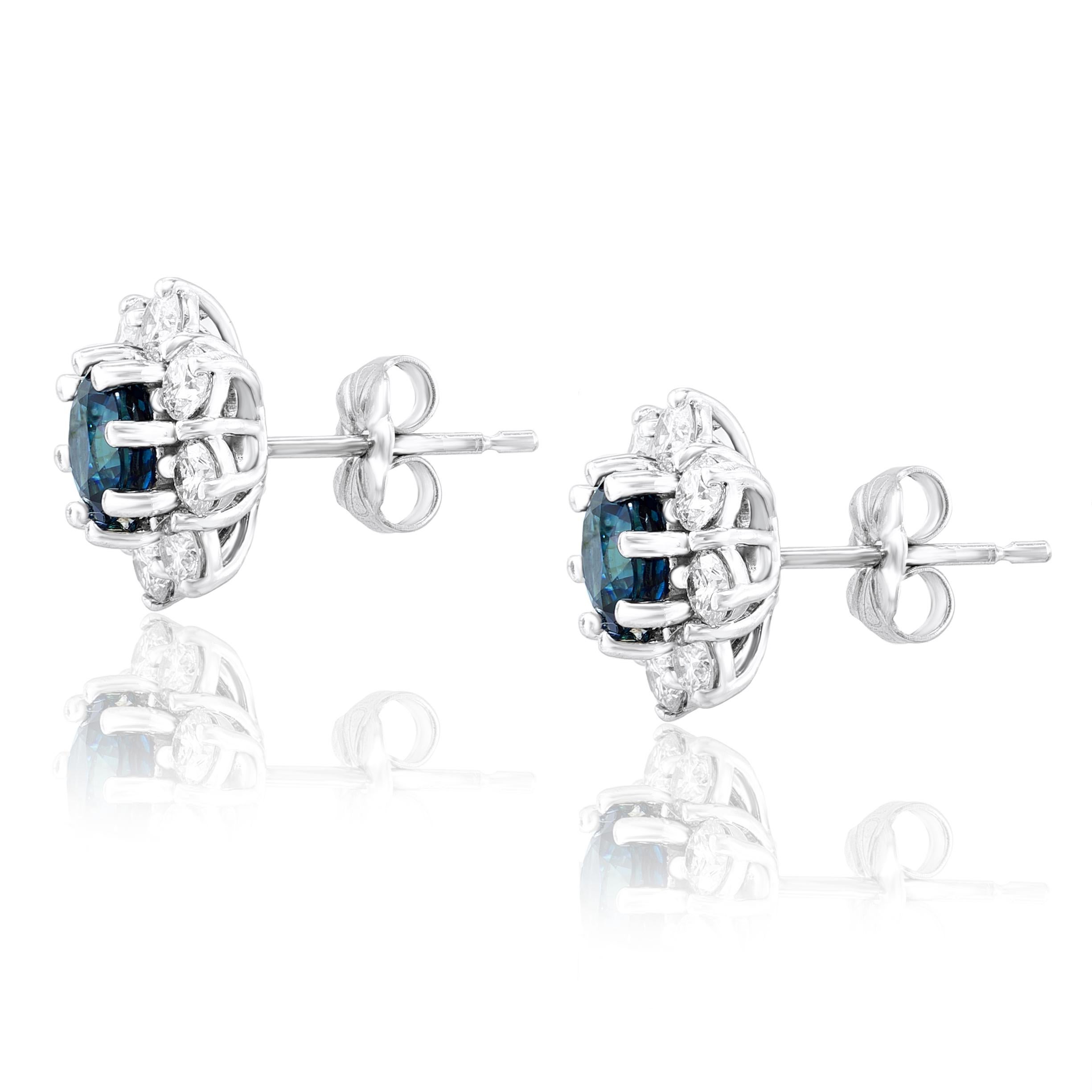 Moderne Clous d'oreilles en or blanc 14 carats avec saphir bleu taille brillant de 2,13 carats et diamants en vente
