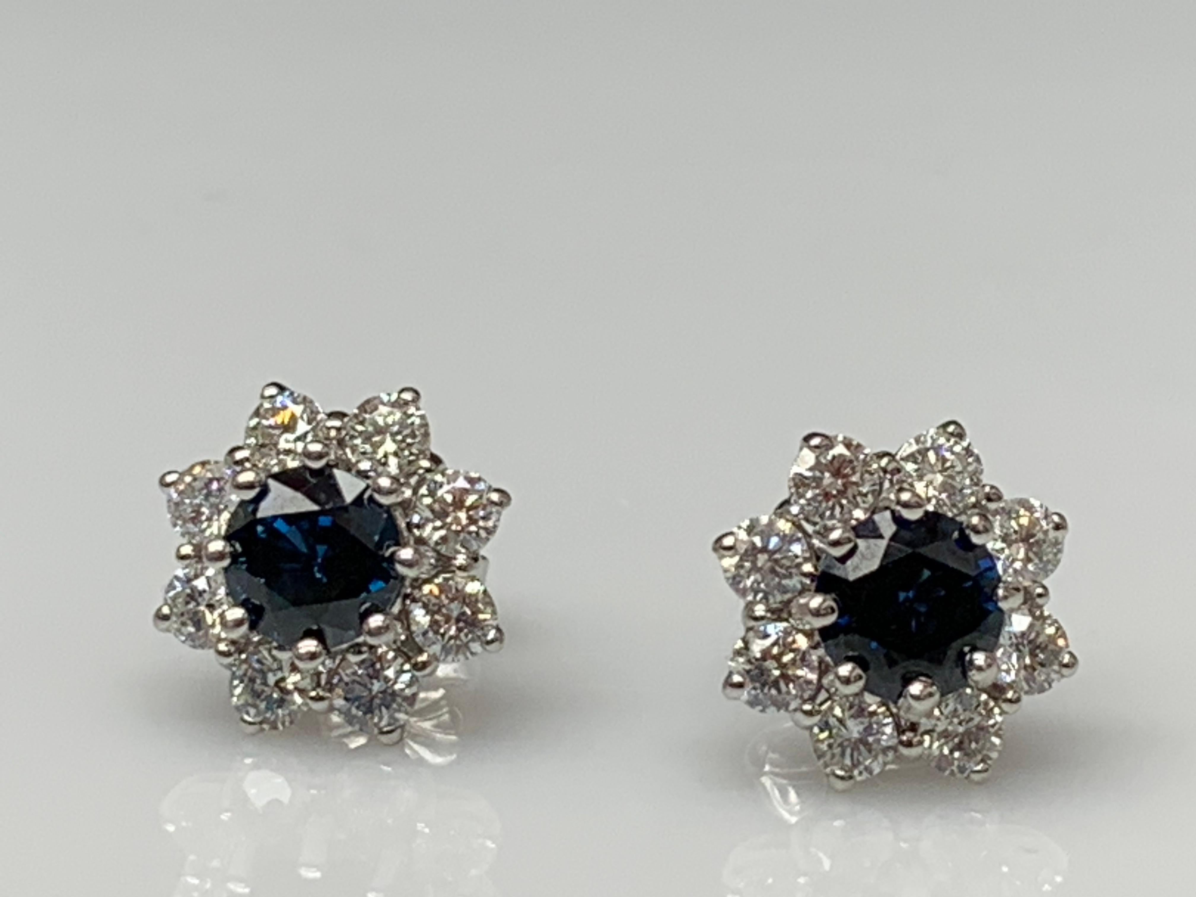 Taille ronde Clous d'oreilles en or blanc 14 carats avec saphir bleu taille brillant de 2,13 carats et diamants en vente