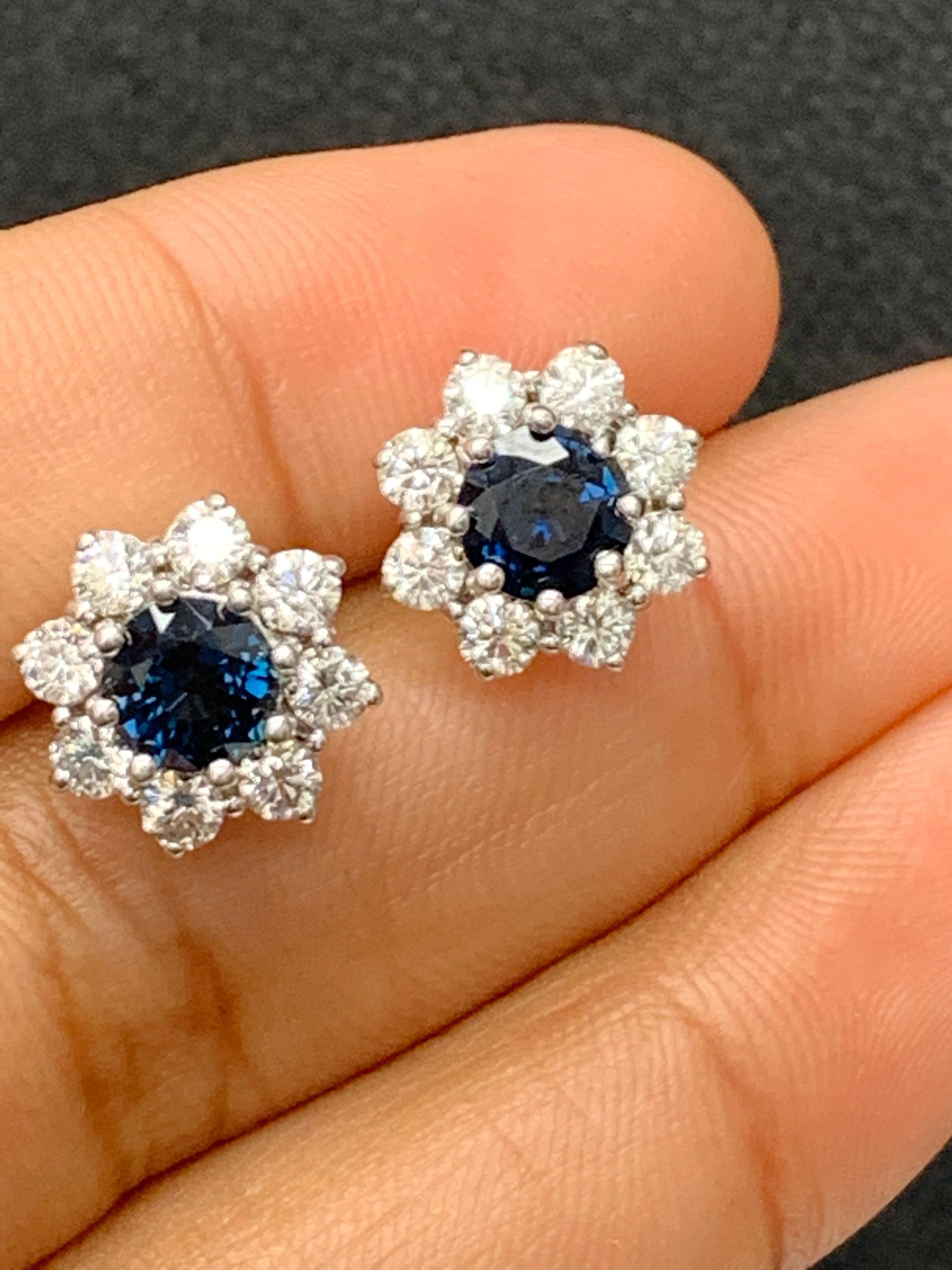 Clous d'oreilles en or blanc 14 carats avec saphir bleu taille brillant de 2,13 carats et diamants Neuf - En vente à NEW YORK, NY