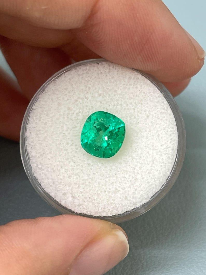 Women's 2.13 Carat Electric Muzo Green Colombian Emerald - 8x7.5 Cushion Cut May For Sale