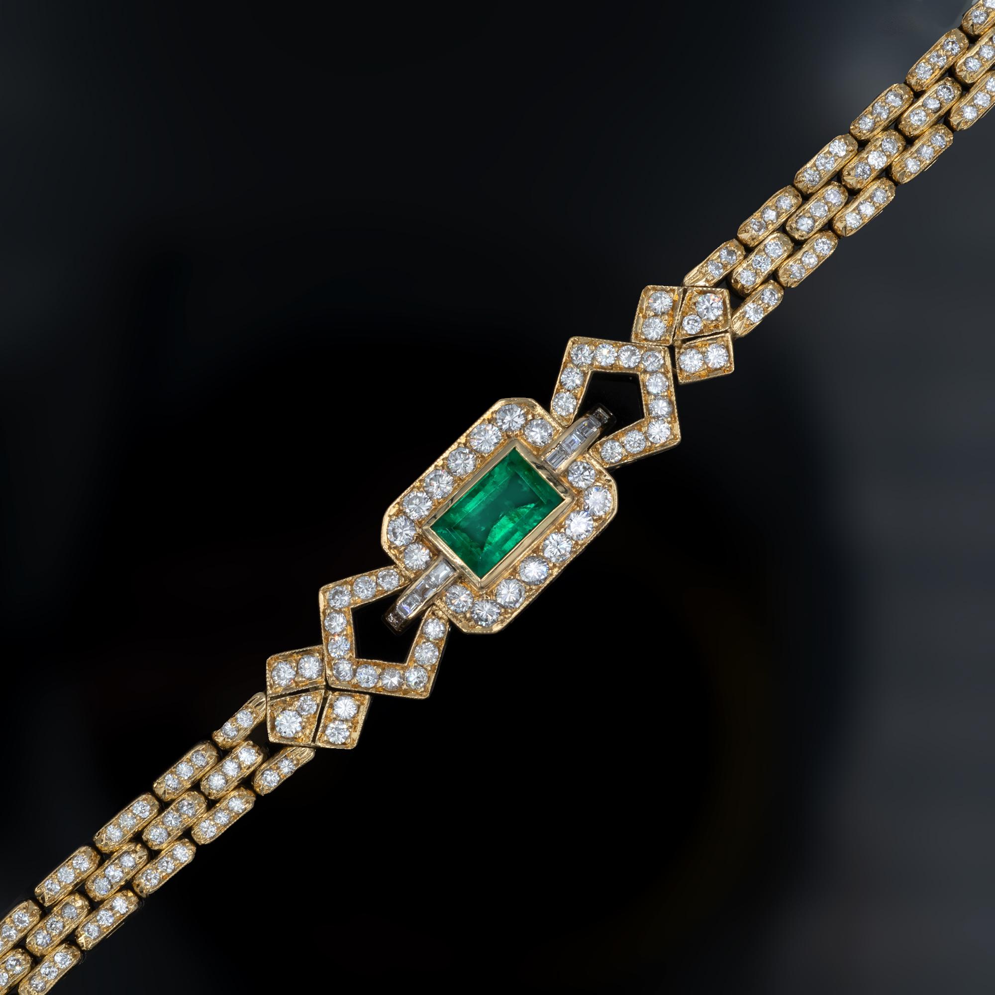 Bracelet en or jaune uni 18 carats mettant en valeur une belle émeraude de 2,31 carats présentant à la fois de la vivacité et une couleur verte saturée. Ce bracelet à maillons est entièrement serti de diamants blancs de haute qualité  F-G / VVS-VS