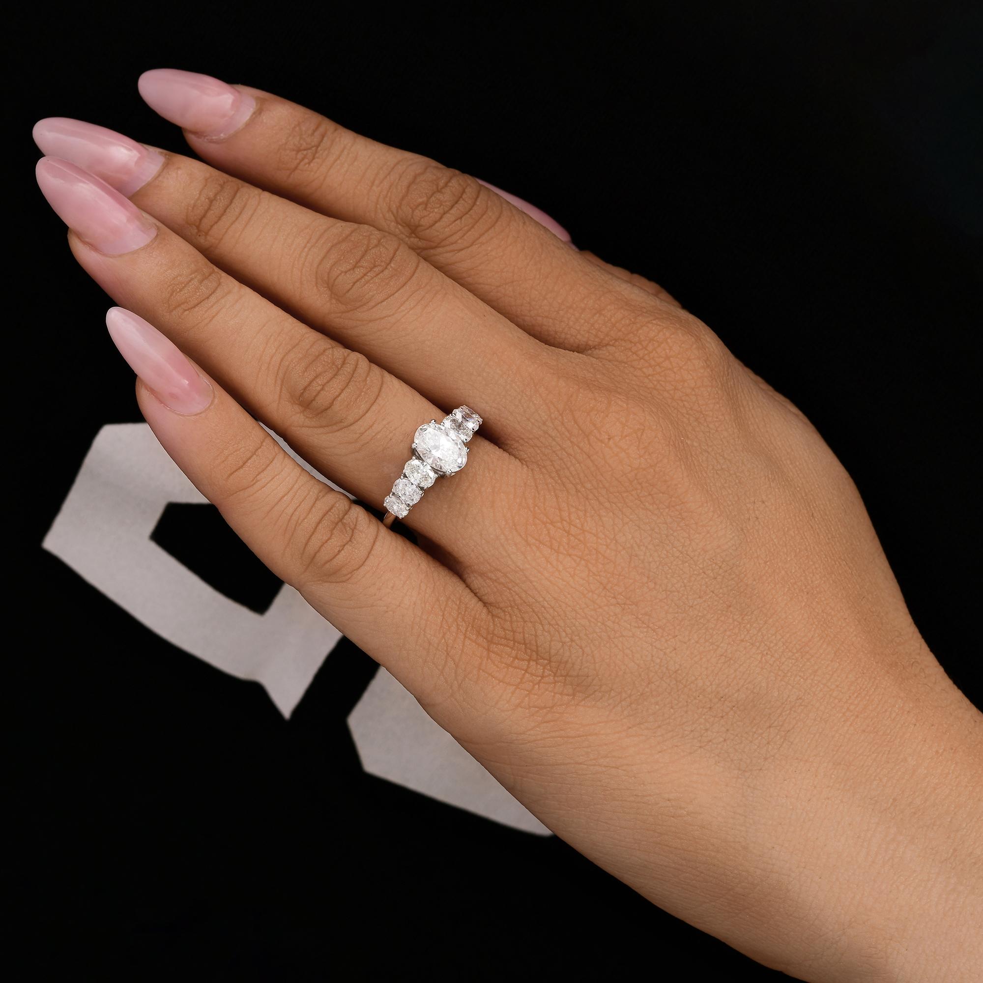 En venta: Anillo de compromiso de diamantes talla oval natural de 2,13 quilates y oro blanco de 14 quilates  2