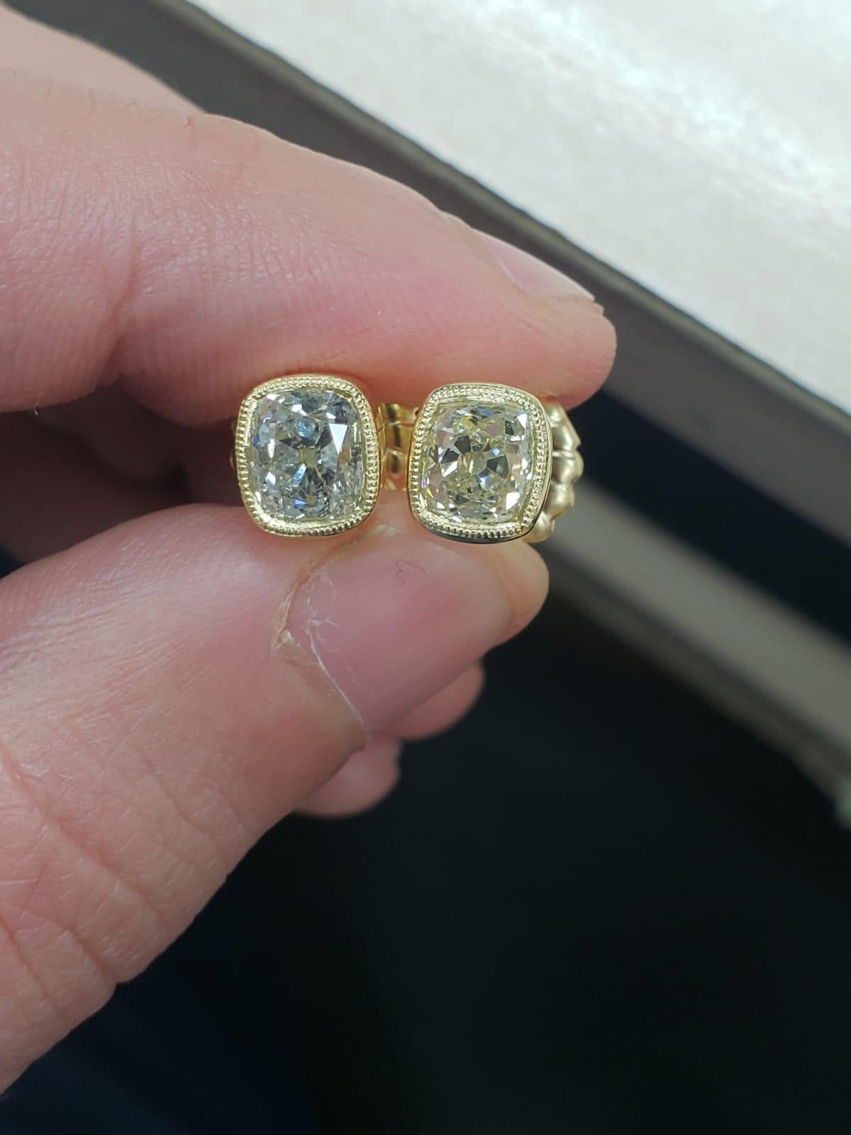 Art Deco 2.13 Carat Old Mine Cut Diamond 18 Carats Yellow Gold Earrings