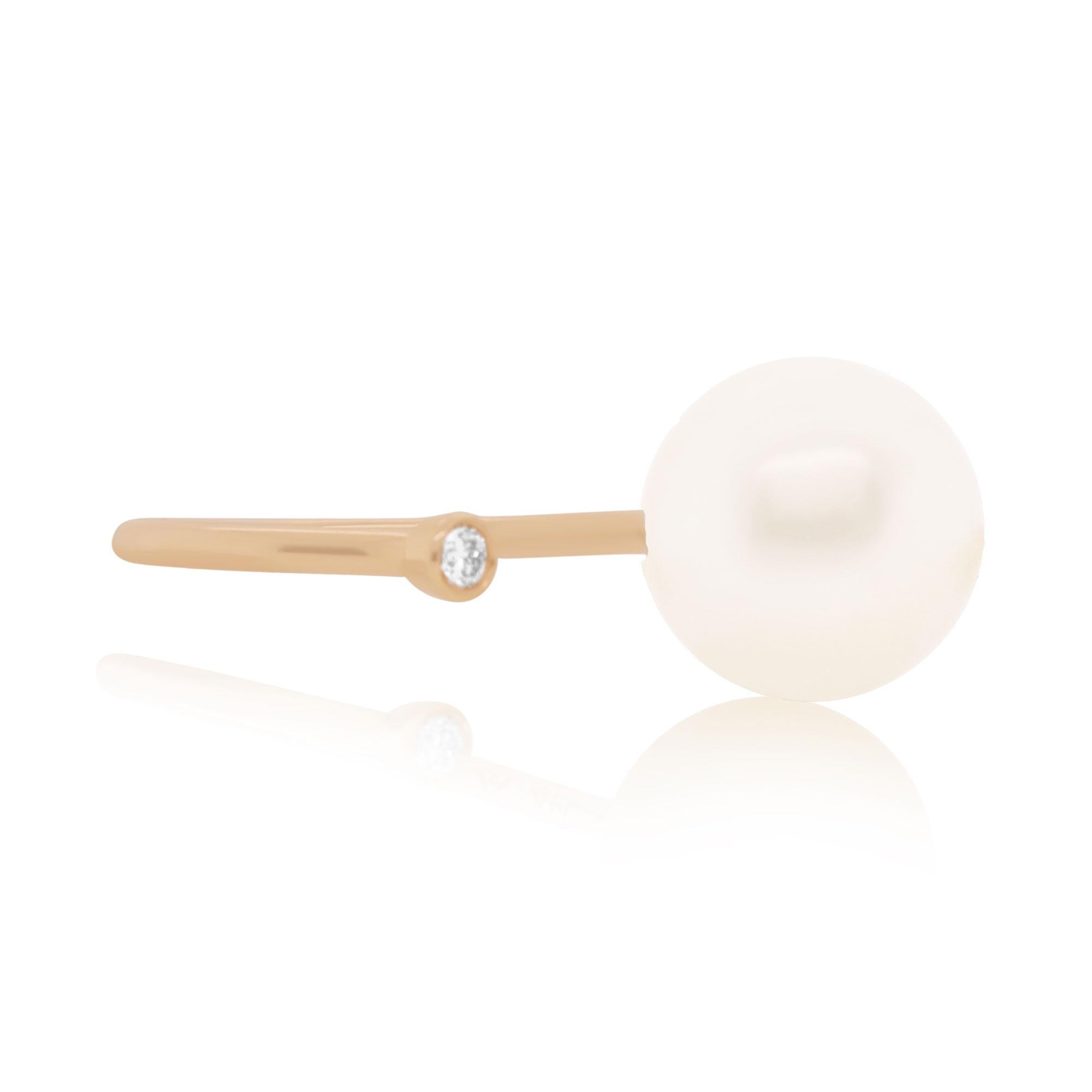 Material: 14k Yellow Gold 
Center Stone Details: 1 Round South Sea Pearl at 2.13 Carats 
Diamond Details: 1 Brilliant Round White Diamond at 0.04 Carats. Clarity: SI. Color: H-I
Alberto offers complimentary sizing on all rings.

Fine one-of-a-kind