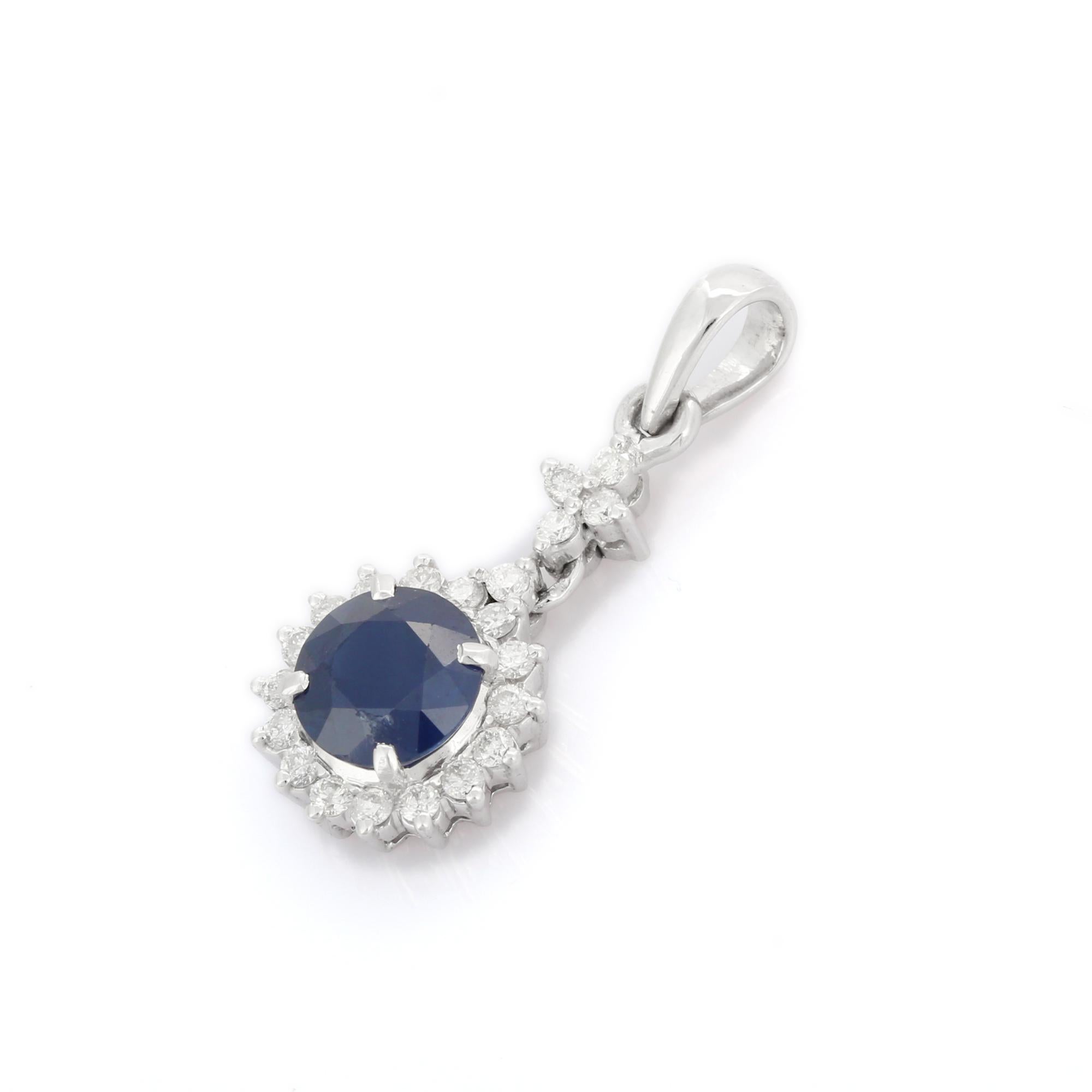 Pendentif en saphir bleu naturel en or 18K. Il comporte un saphir de taille ronde constellé de diamants qui complètent votre look avec une touche décente. Les pendentifs sont utilisés pour être portés ou offerts pour représenter l'amour et les