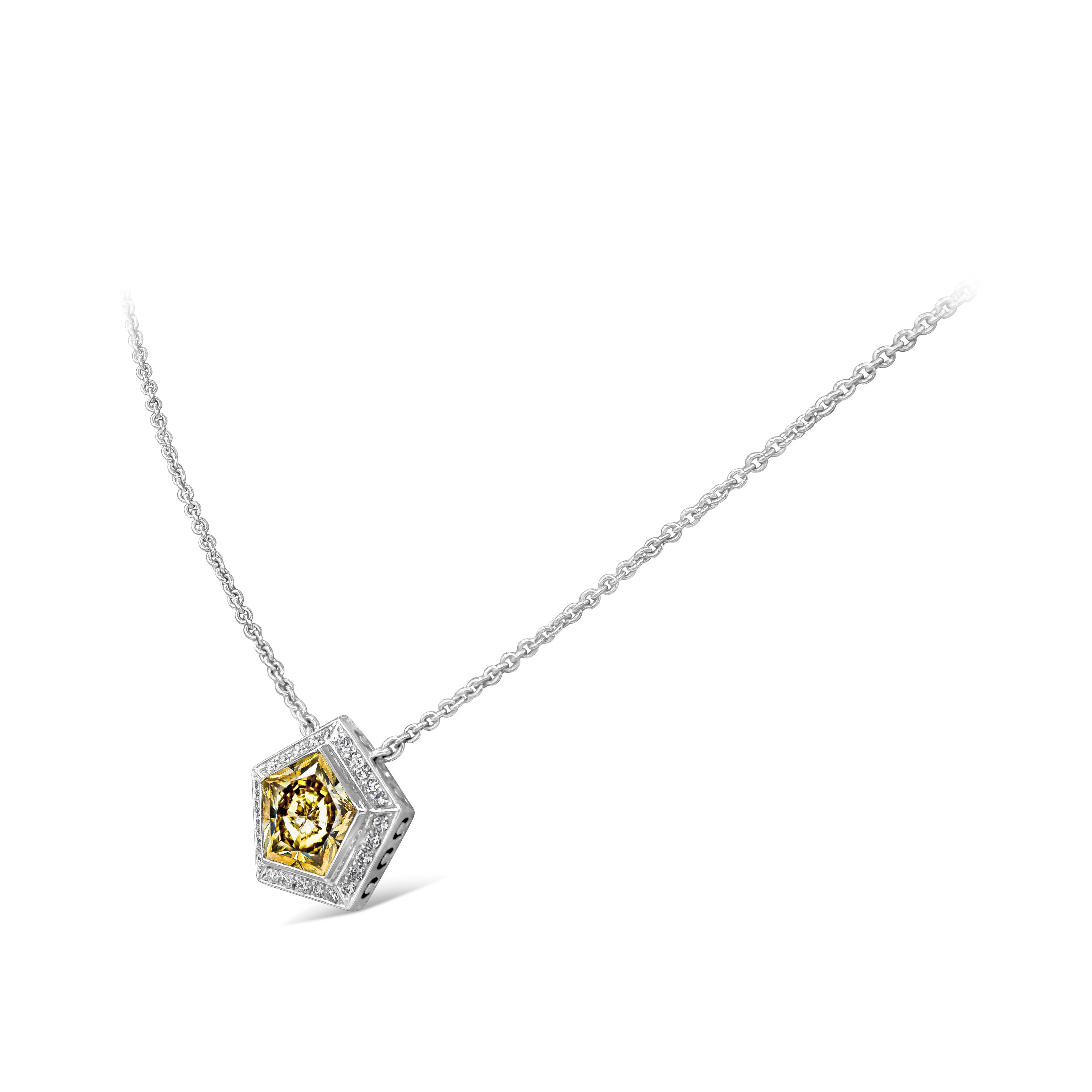 Halskette mit 2,13 Karat gelbem Pentagon-Diamant und rundem Diamant-Halo-Anhänger (Zeitgenössisch) im Angebot