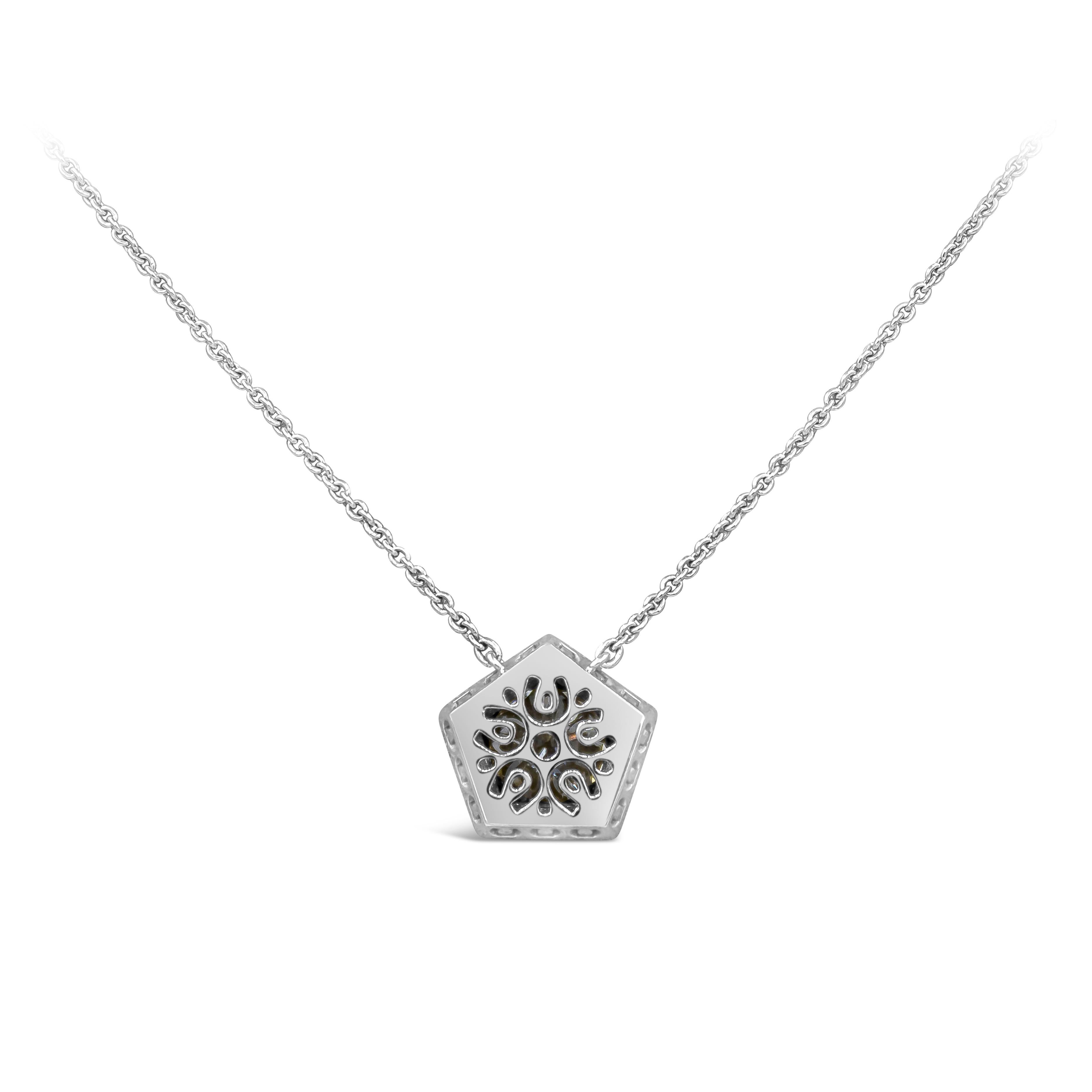 Halskette mit 2,13 Karat gelbem Pentagon-Diamant und rundem Diamant-Halo-Anhänger (Gemischter Schliff) im Angebot