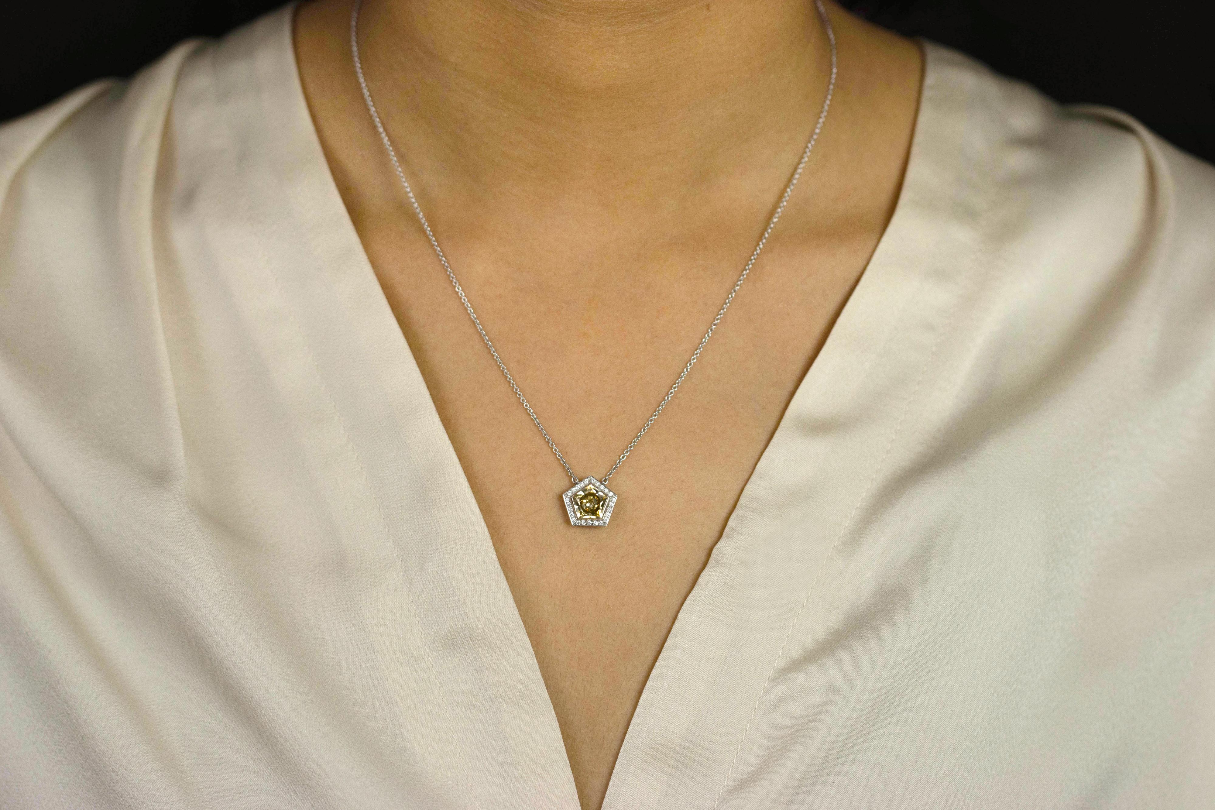 Halskette mit 2,13 Karat gelbem Pentagon-Diamant und rundem Diamant-Halo-Anhänger im Zustand „Neu“ im Angebot in New York, NY