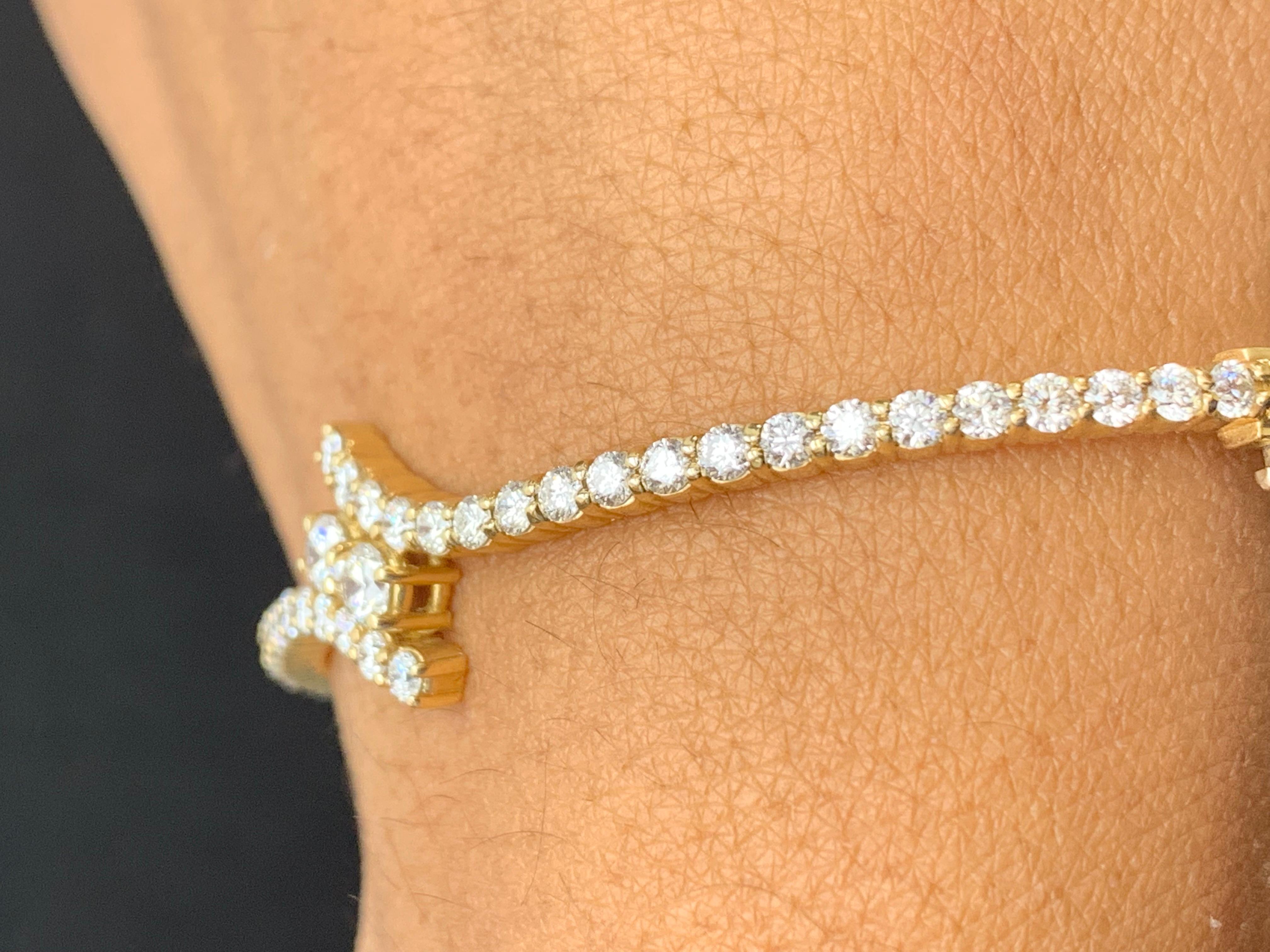 Ce magnifique bracelet est orné de 40 diamants ronds et brillants pesant au total 2,13 carats. Le bracelet a un design incurvé avec 2 diamants sertis au centre. Fabriqué en or jaune 14k.