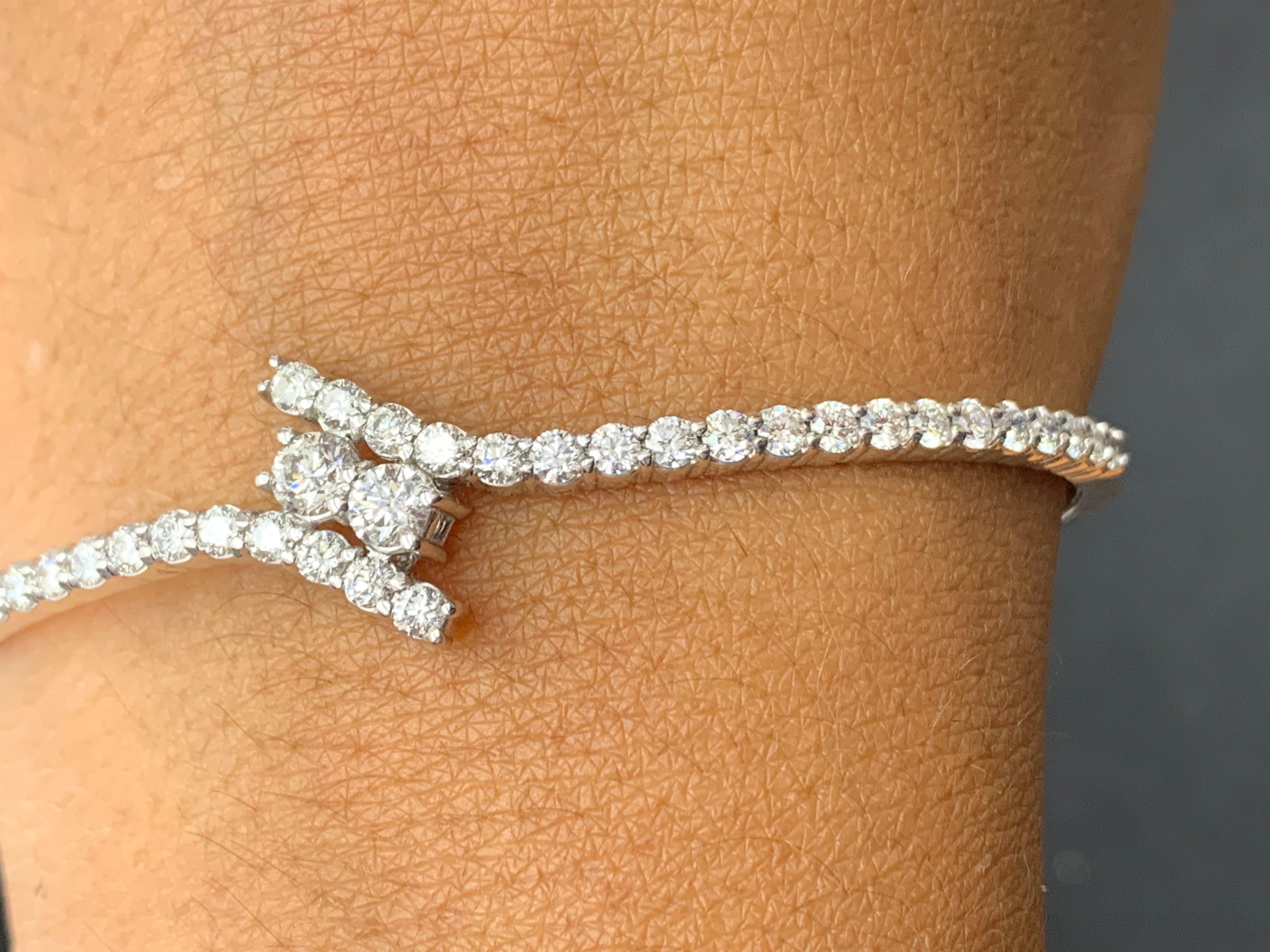 Moderne Bracelet jonc torsadé en or blanc 14 carats avec diamants taille ronde de 2,13 carats en vente