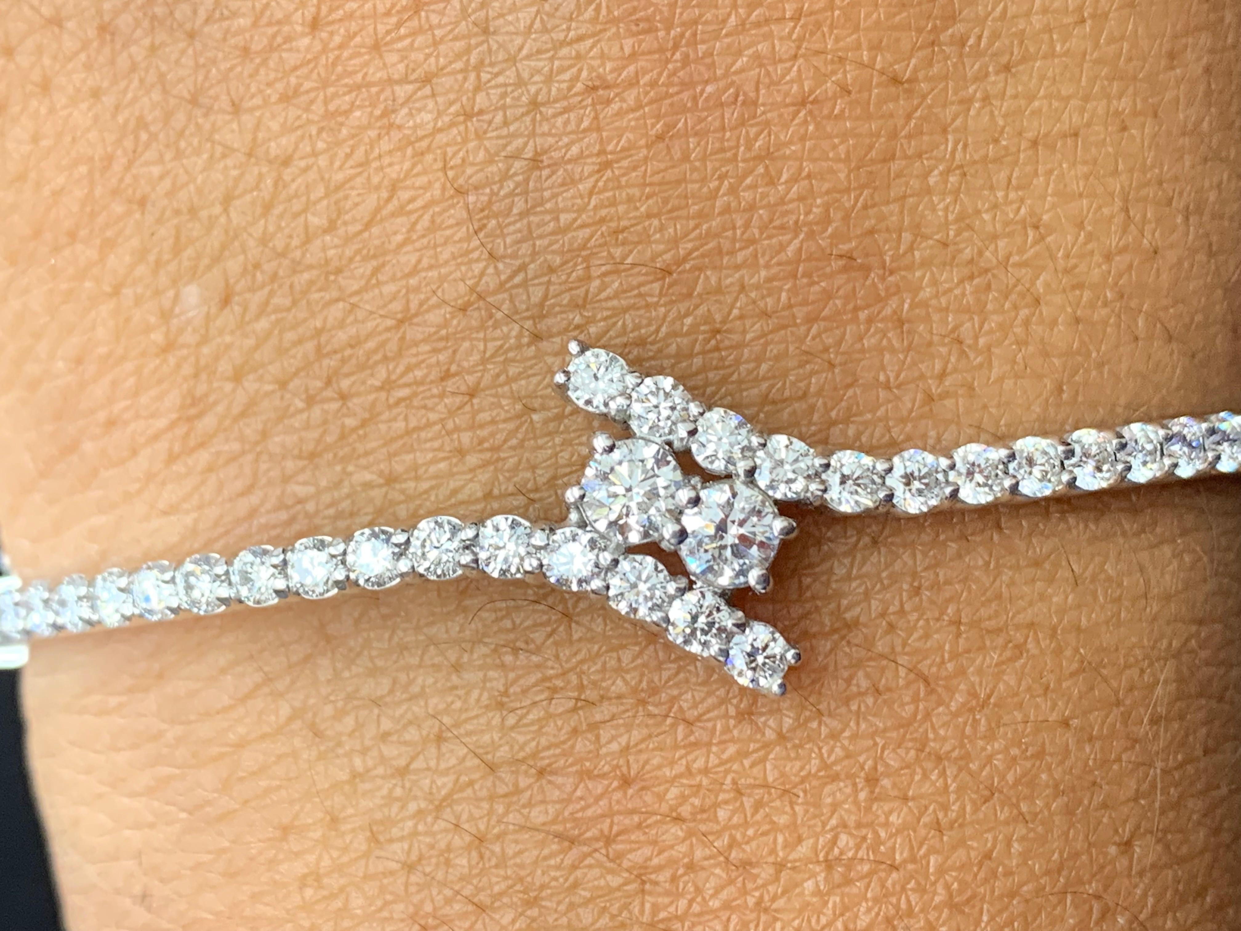 Taille ronde Bracelet jonc torsadé en or blanc 14 carats avec diamants taille ronde de 2,13 carats en vente