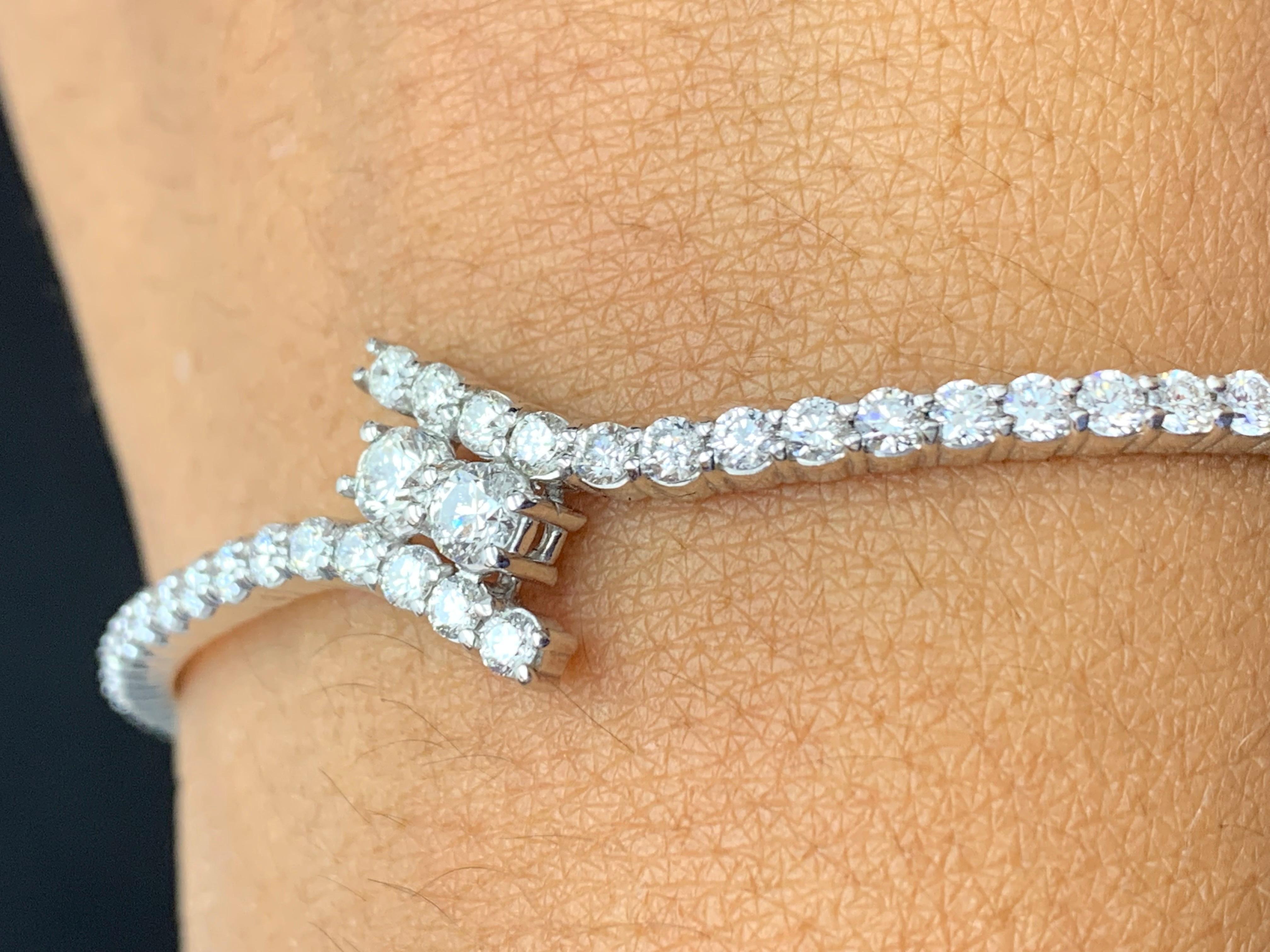Bracelet jonc torsadé en or blanc 14 carats avec diamants taille ronde de 2,13 carats Neuf - En vente à NEW YORK, NY