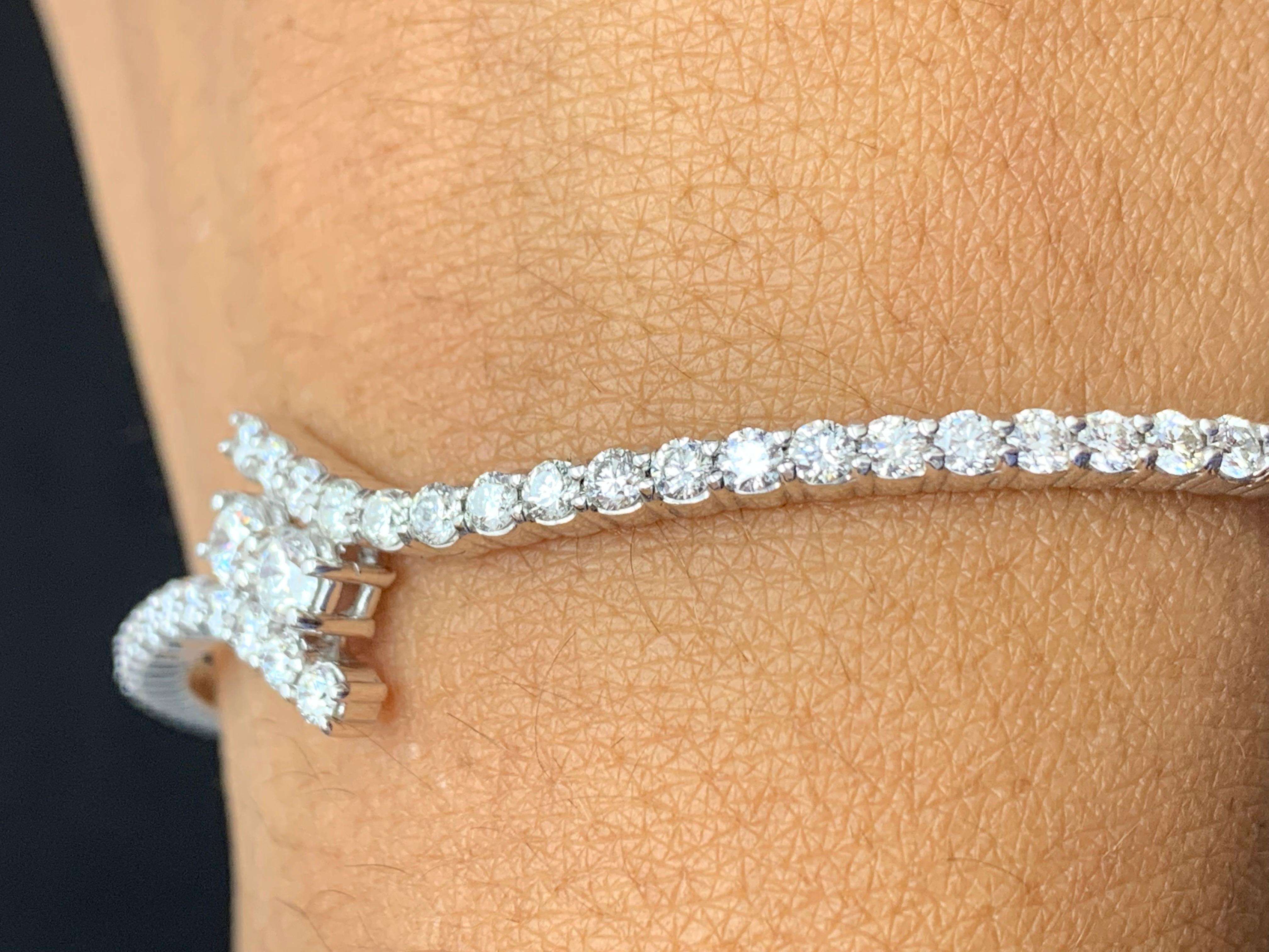 Bracelet jonc torsadé en or blanc 14 carats avec diamants taille ronde de 2,13 carats Pour femmes en vente
