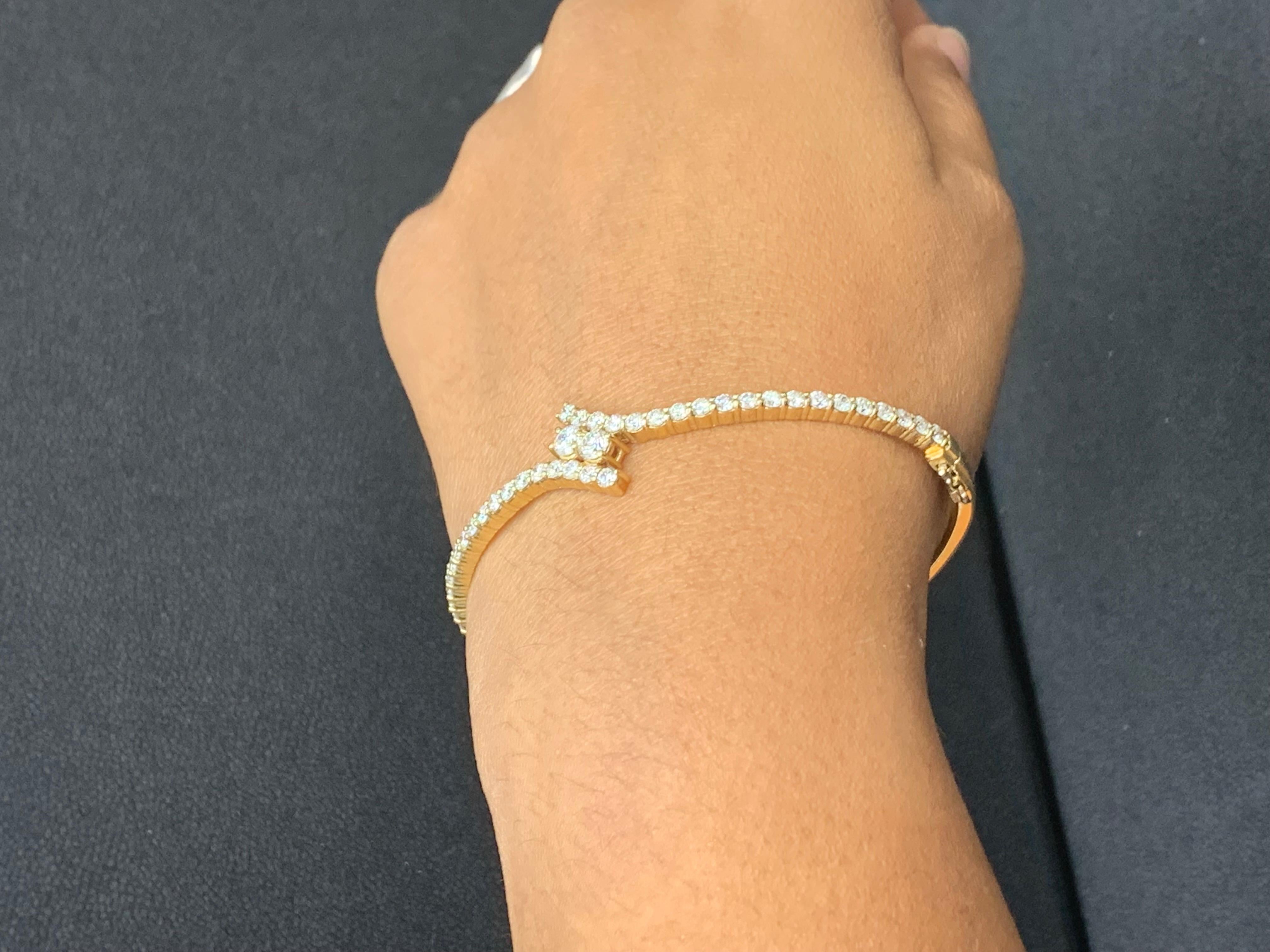 Bracelet torsadé en or jaune 14 carats et diamant rond de 2,13 carats Pour femmes en vente