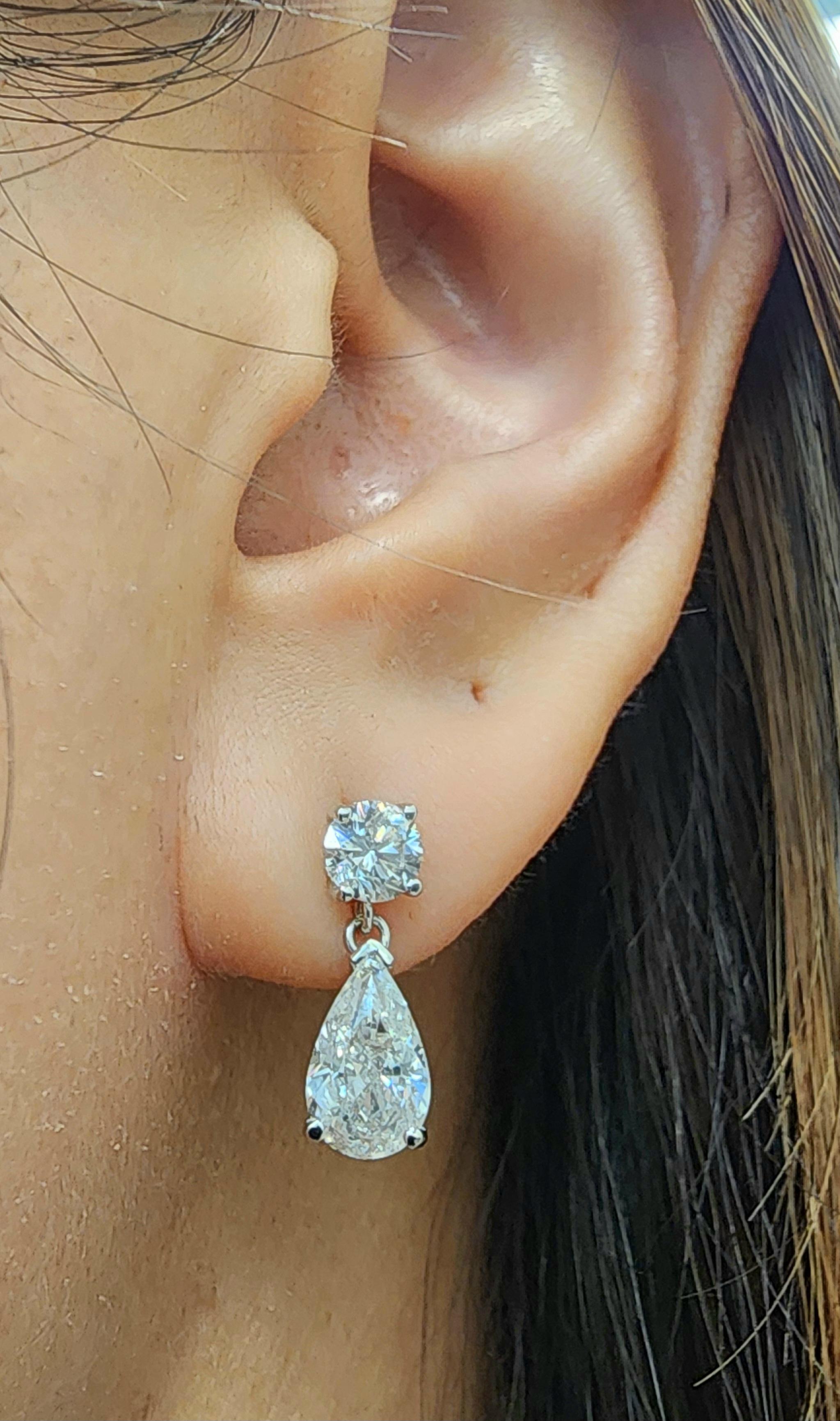 Moderno Orecchini a goccia con diamanti tondi e pera da 2,13 carati in vendita