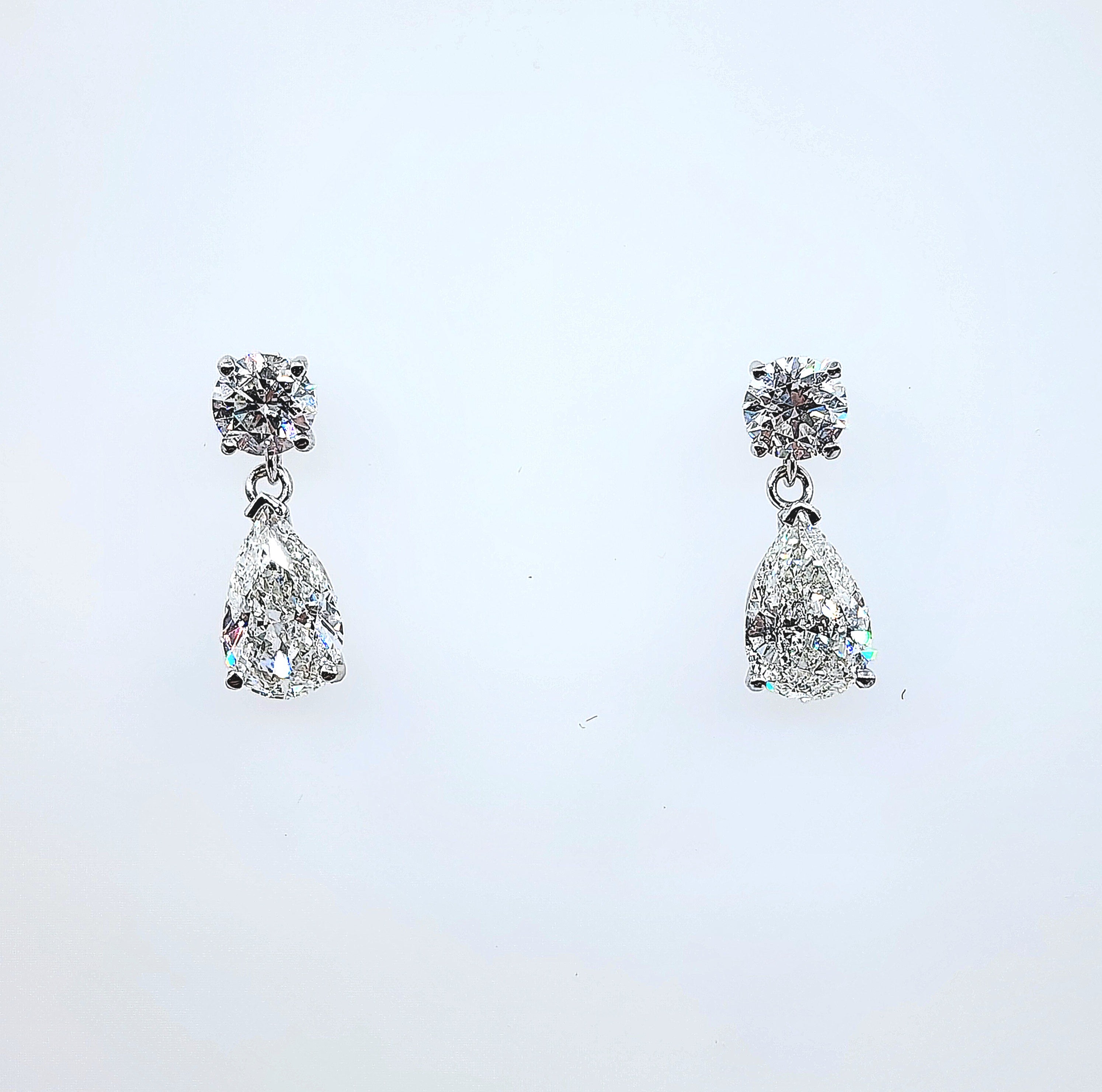 2,13 ct Tropfenohrringe mit Birne und rundem Diamant im Angebot
