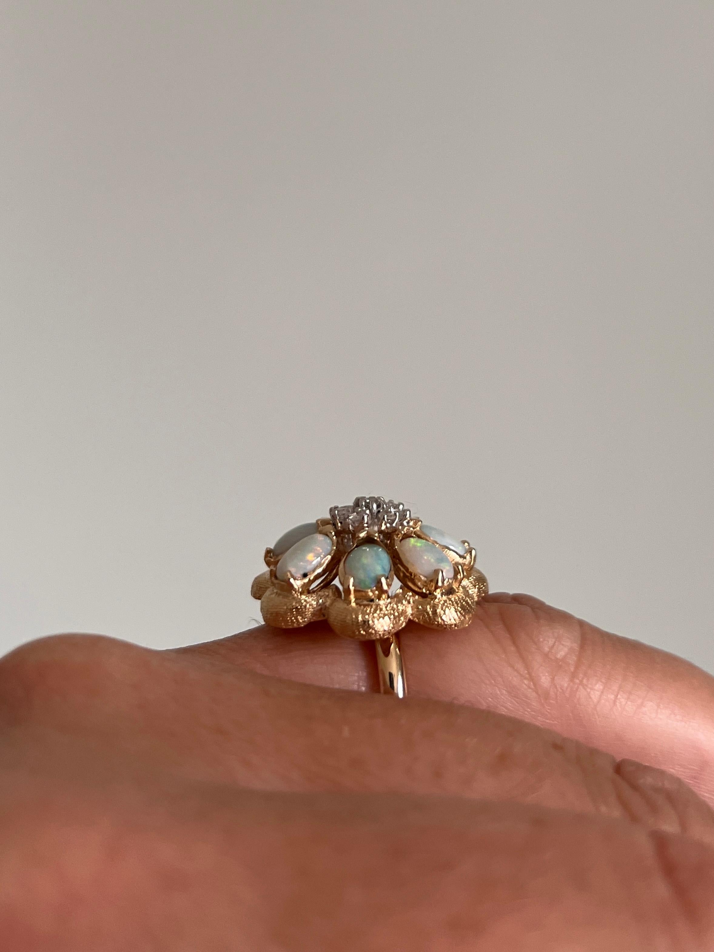 2,13 TCW Opale e diamanti in oro giallo 14k Anello con disegno floreale 1960s in vendita 4