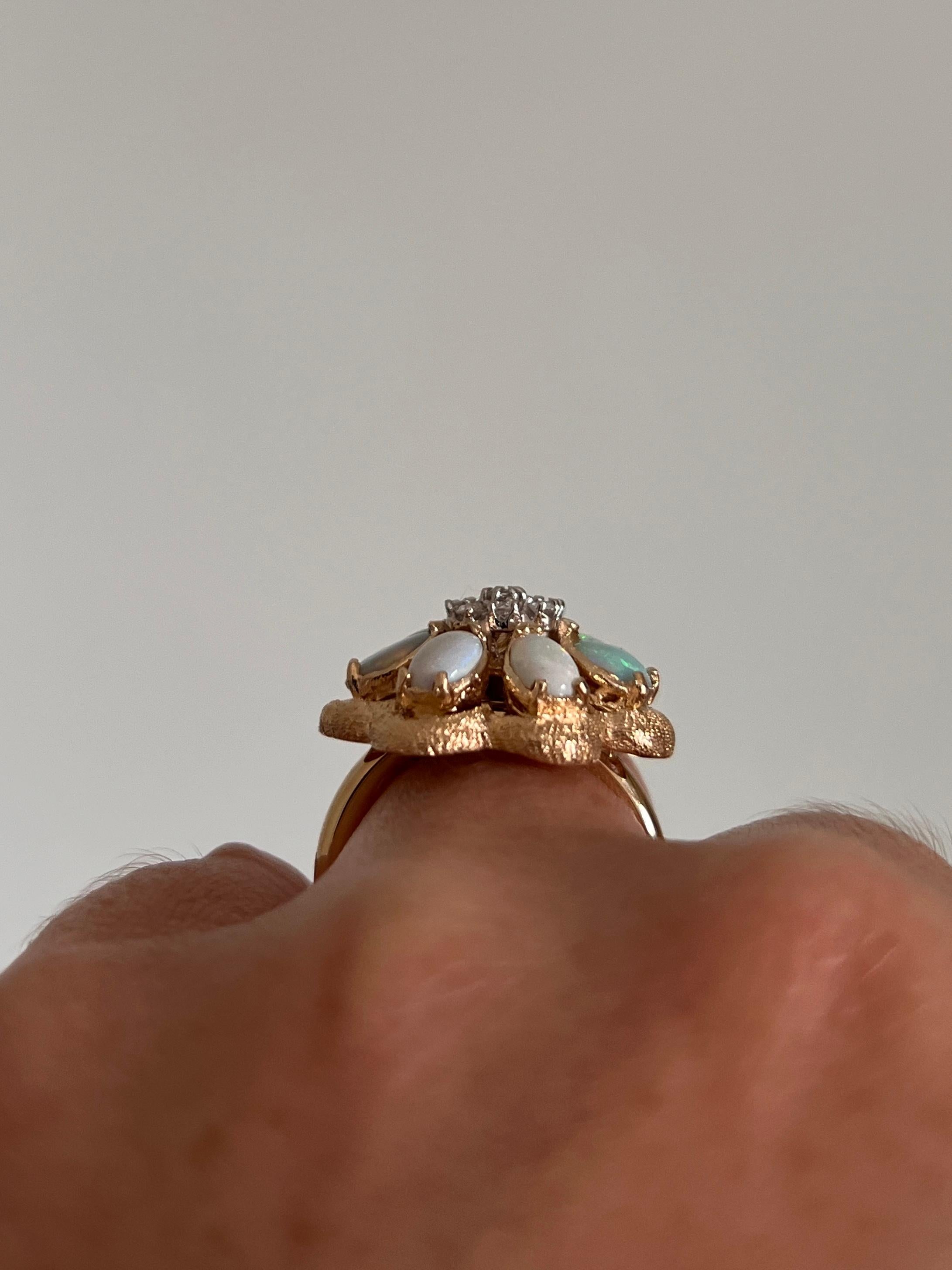 2,13 TCW Opale e diamanti in oro giallo 14k Anello con disegno floreale 1960s in vendita 5