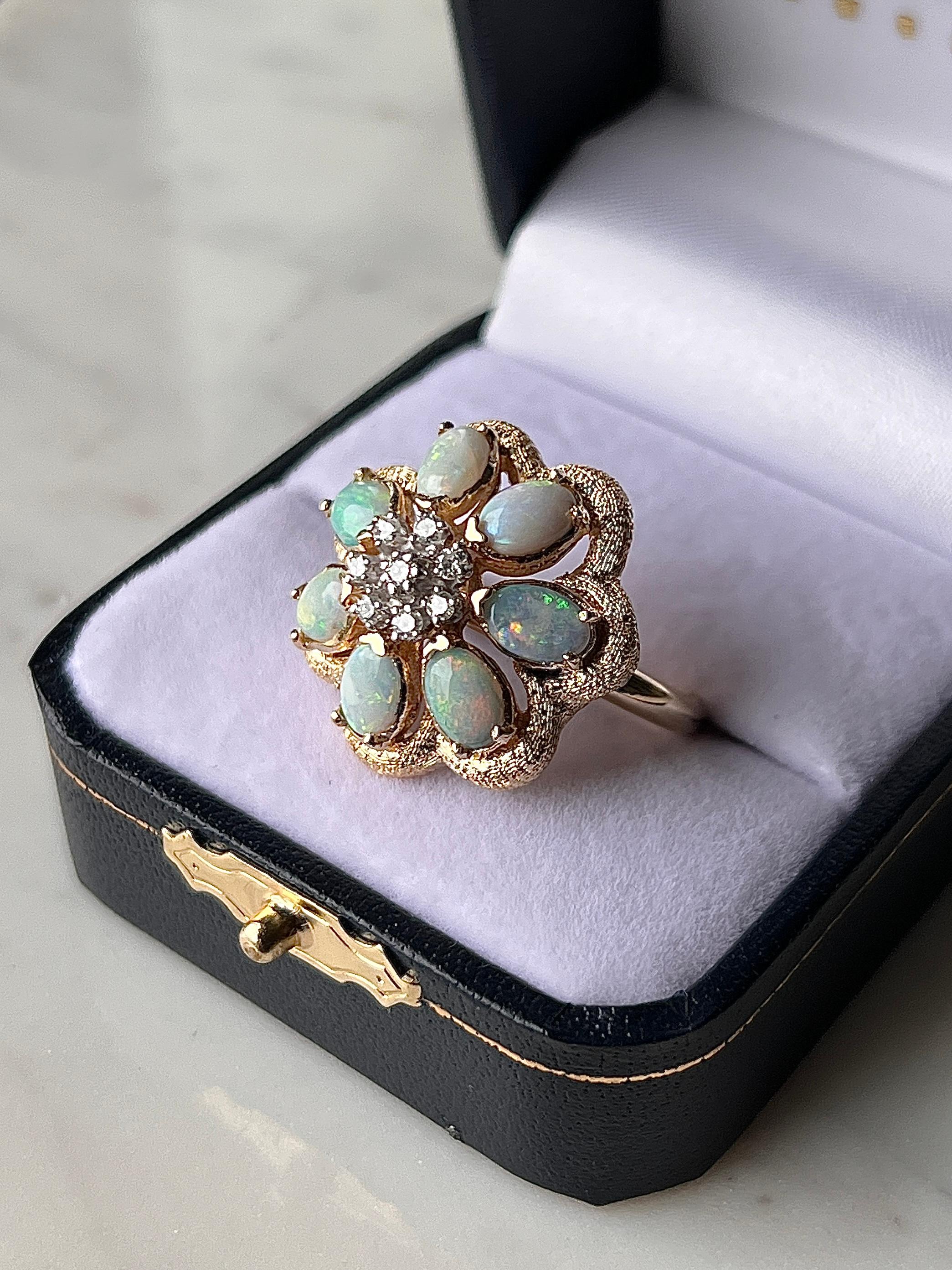 Moderno 2,13 TCW Opale e diamanti in oro giallo 14k Anello con disegno floreale 1960s in vendita