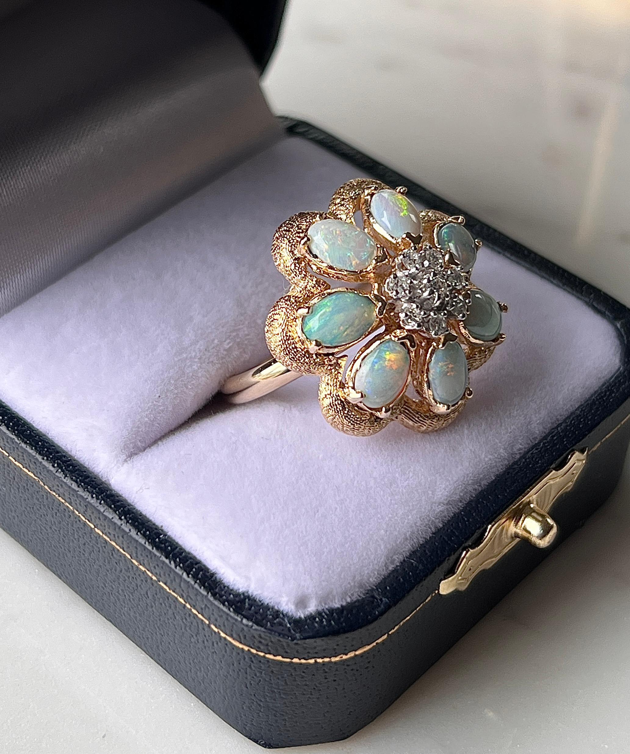 Taglio ovale 2,13 TCW Opale e diamanti in oro giallo 14k Anello con disegno floreale 1960s in vendita
