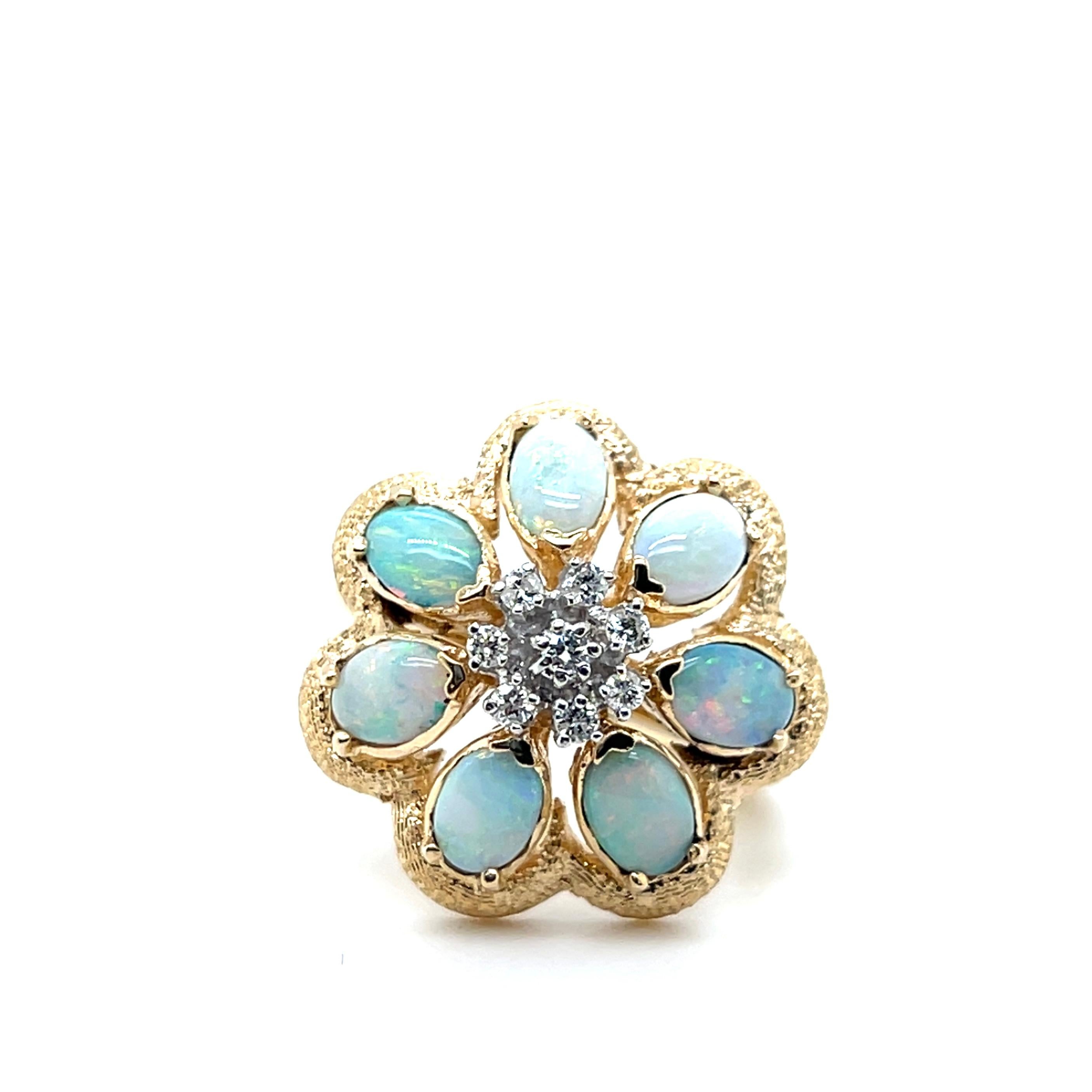 2,13 TCW Opale e diamanti in oro giallo 14k Anello con disegno floreale 1960s In condizioni buone in vendita a Towson, MD