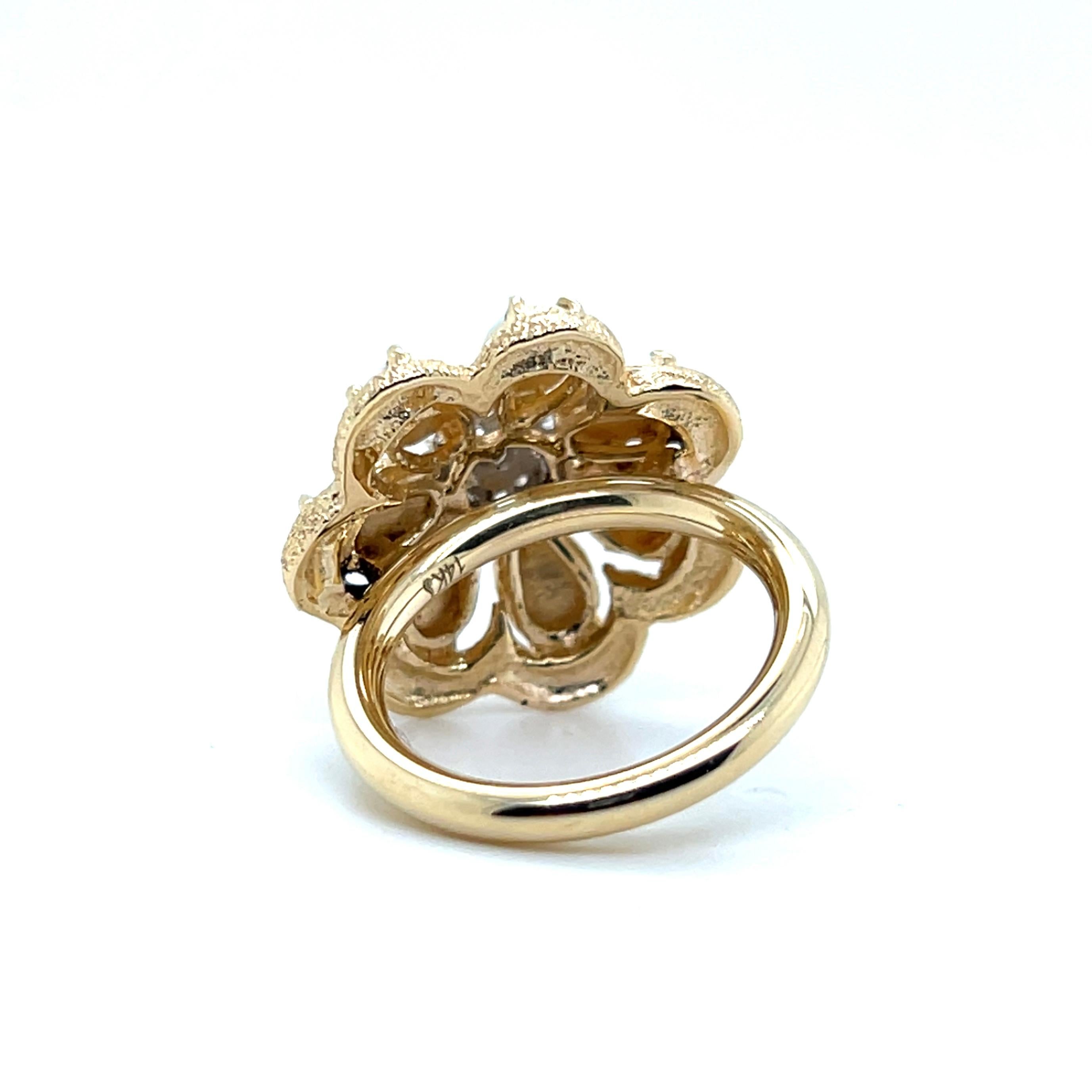 2,13 TCW Opale e diamanti in oro giallo 14k Anello con disegno floreale 1960s in vendita 1
