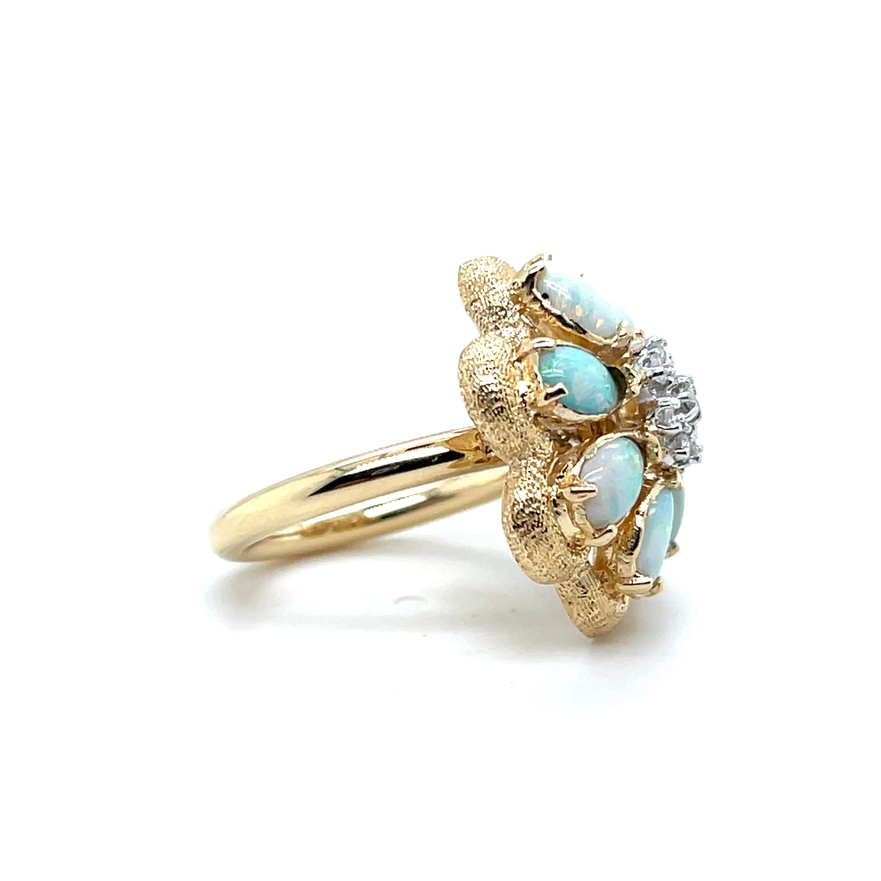 2,13 TCW Opale e diamanti in oro giallo 14k Anello con disegno floreale 1960s in vendita 2