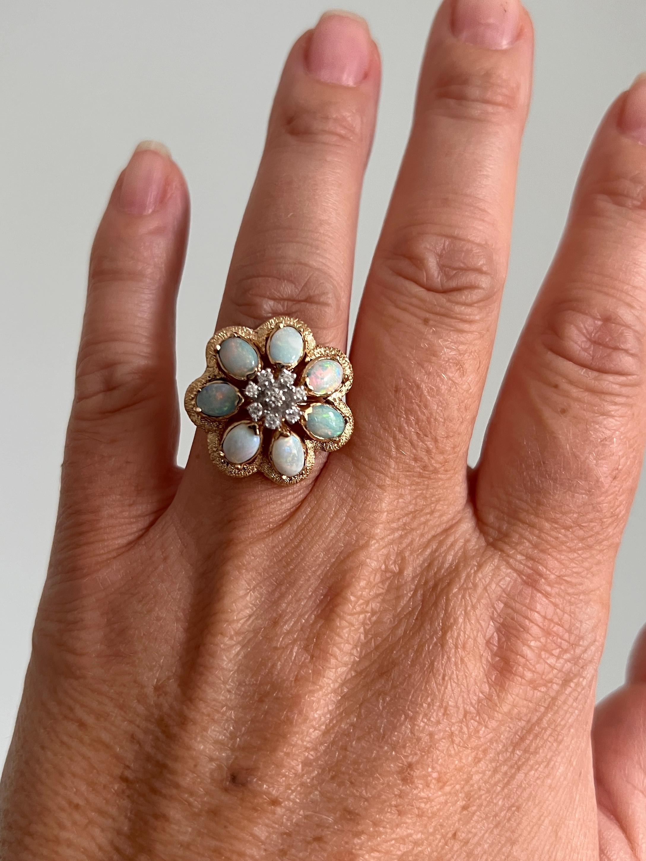 2,13 TCW Opale e diamanti in oro giallo 14k Anello con disegno floreale 1960s in vendita 3