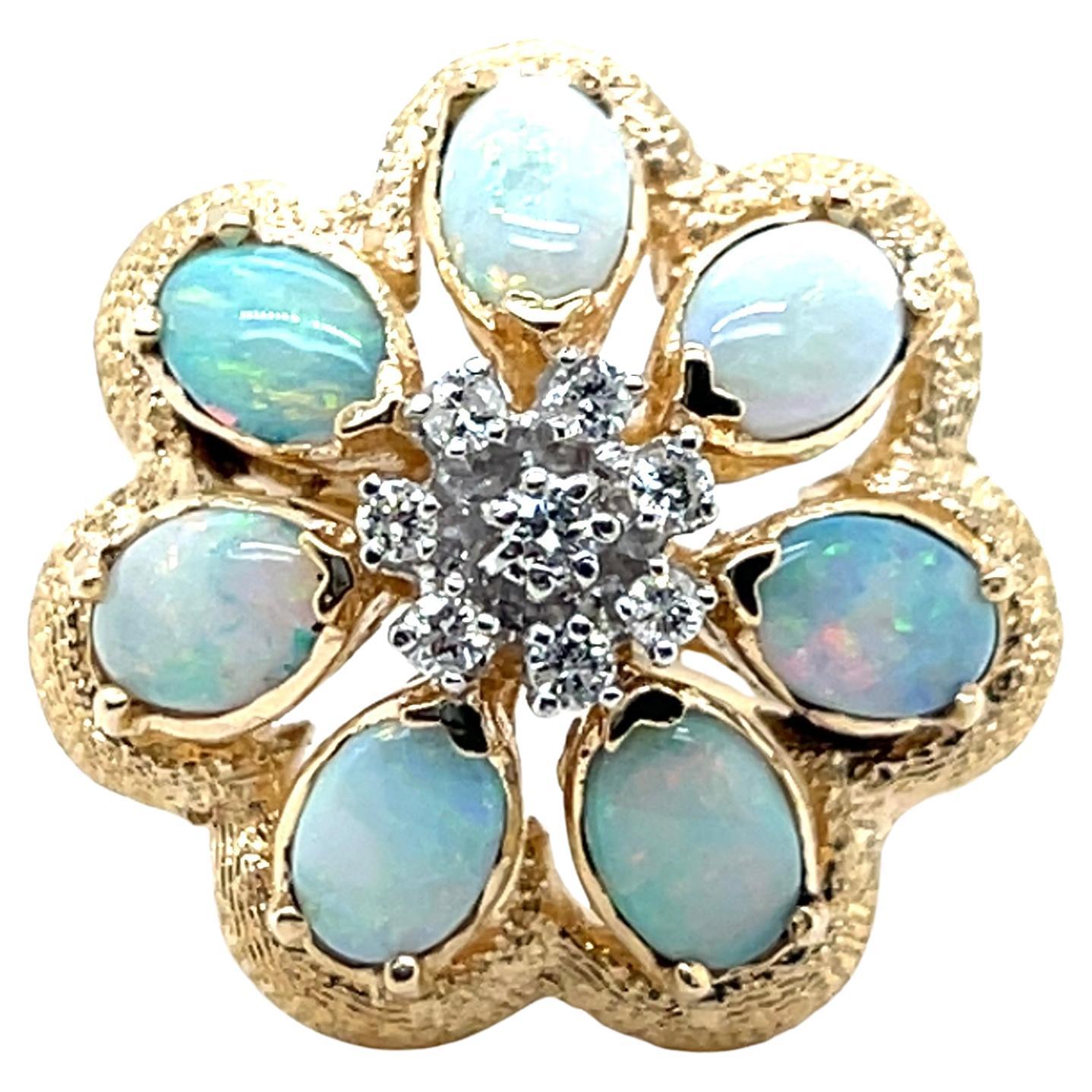 2,13 TCW Opale e diamanti in oro giallo 14k Anello con disegno floreale 1960s in vendita