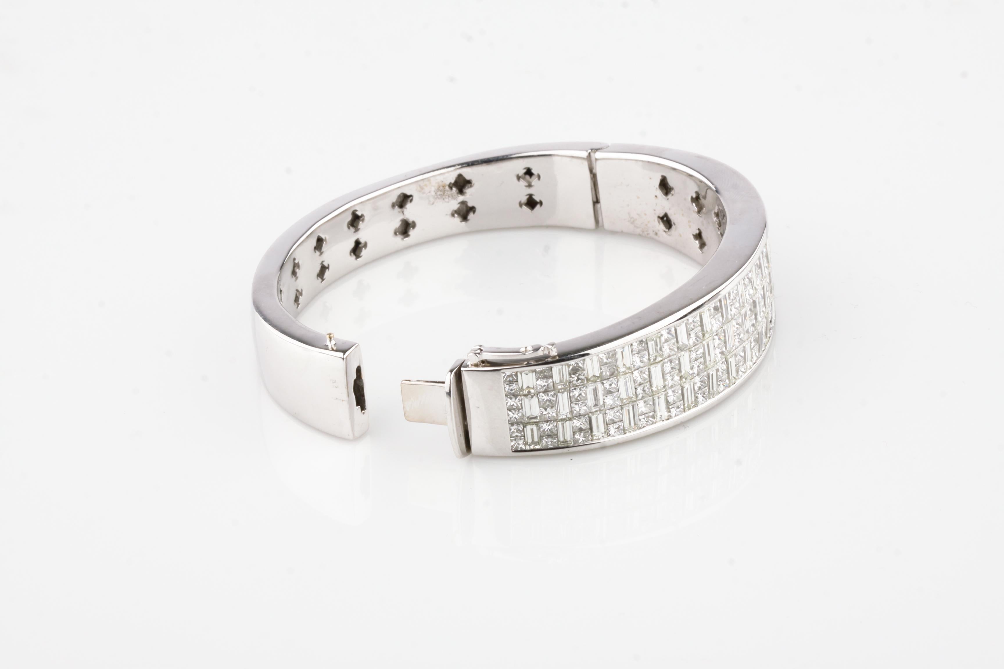 Taglio princess Bracciale in oro bianco 18 carati con diamanti da 21,30 carati incastonati in modo invisibile in vendita