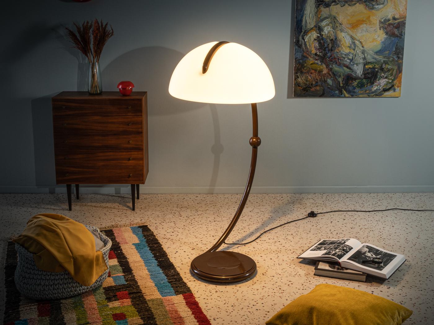Unique Serpente floor lamp, model 2131, from the 1960s by Elio Martinelli for Martinelli Luce. Swivel metal arm in chocolate brown with a methacrylate lampshade.

Quality features:
Accomplished design: perfect proportions & visible attention to