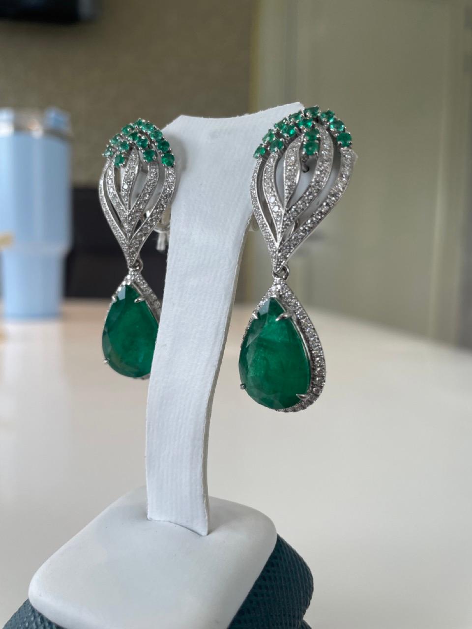 Orecchini pendenti con diamante smeraldo da 21,33 carati in vendita 4