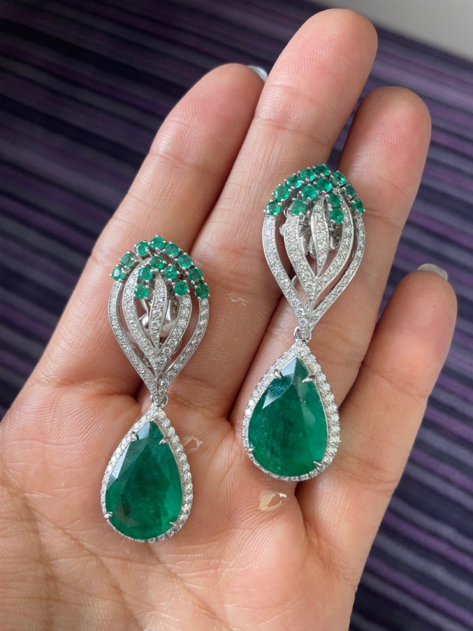 Moderno Orecchini pendenti con diamante smeraldo da 21,33 carati in vendita