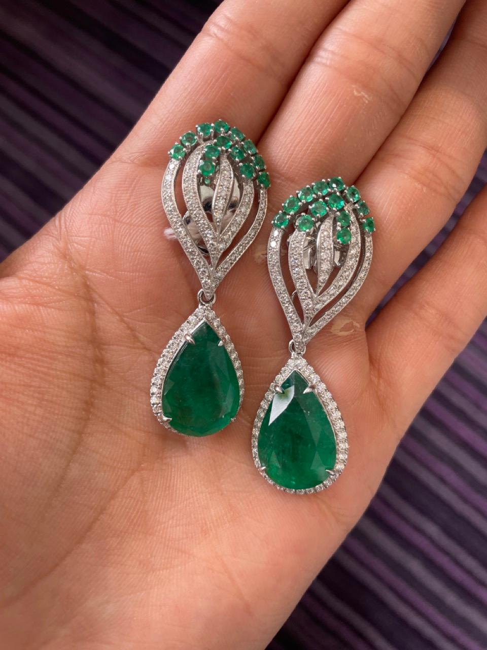 Orecchini pendenti con diamante smeraldo da 21,33 carati In condizioni Nuovo in vendita a Hong Kong, HK