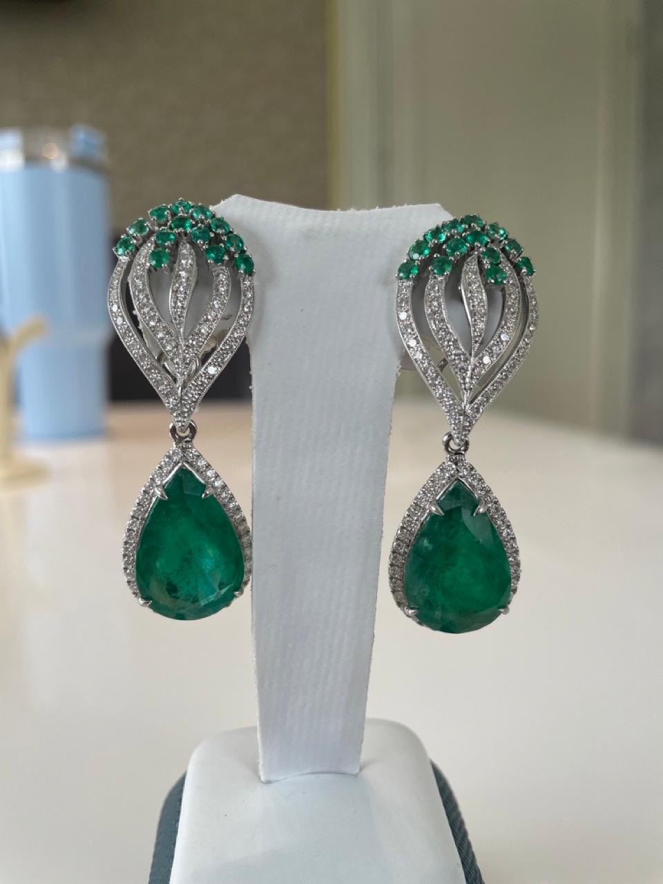 Donna Orecchini pendenti con diamante smeraldo da 21,33 carati in vendita