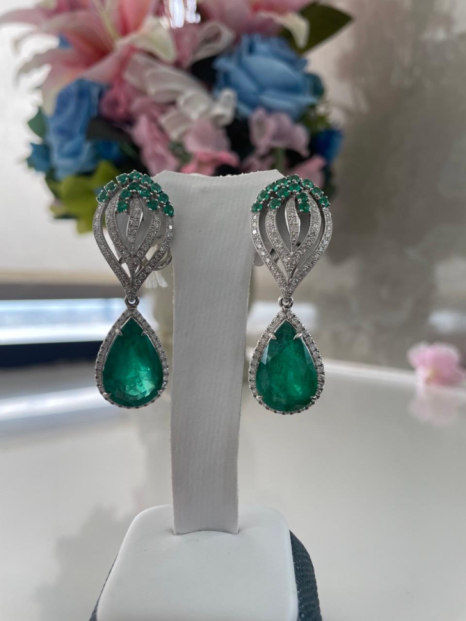 Orecchini pendenti con diamante smeraldo da 21,33 carati in vendita 1