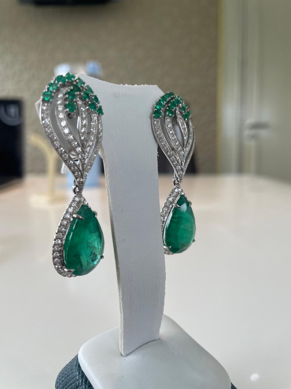 Orecchini pendenti con diamante smeraldo da 21,33 carati in vendita 3