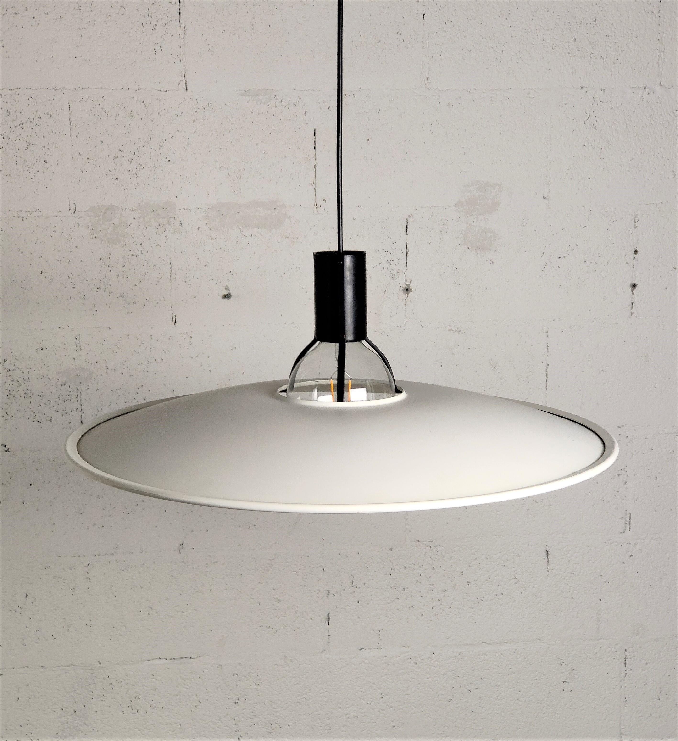 Metal chandelier pendant lamp 2133 model designed by Gino Sarfatti and manufactured by Arteluce Italy 1970s.
White metal lampshade with black metal lamp holder, where the lampshade stays on. Mark present in the upper part. E27 connection.
Good