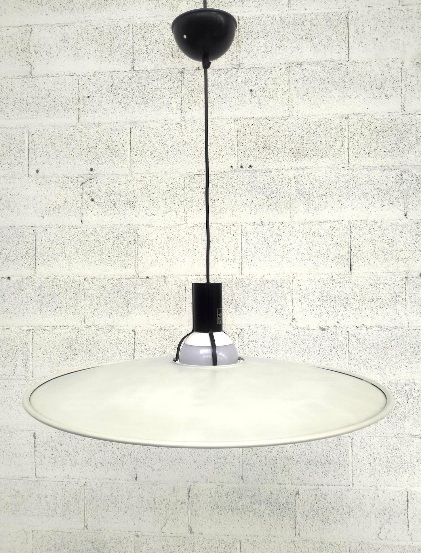Mid-Century moderno Lampada a sospensione 2133 di Gino Sarfatti for Arteluce, anni '70 in vendita