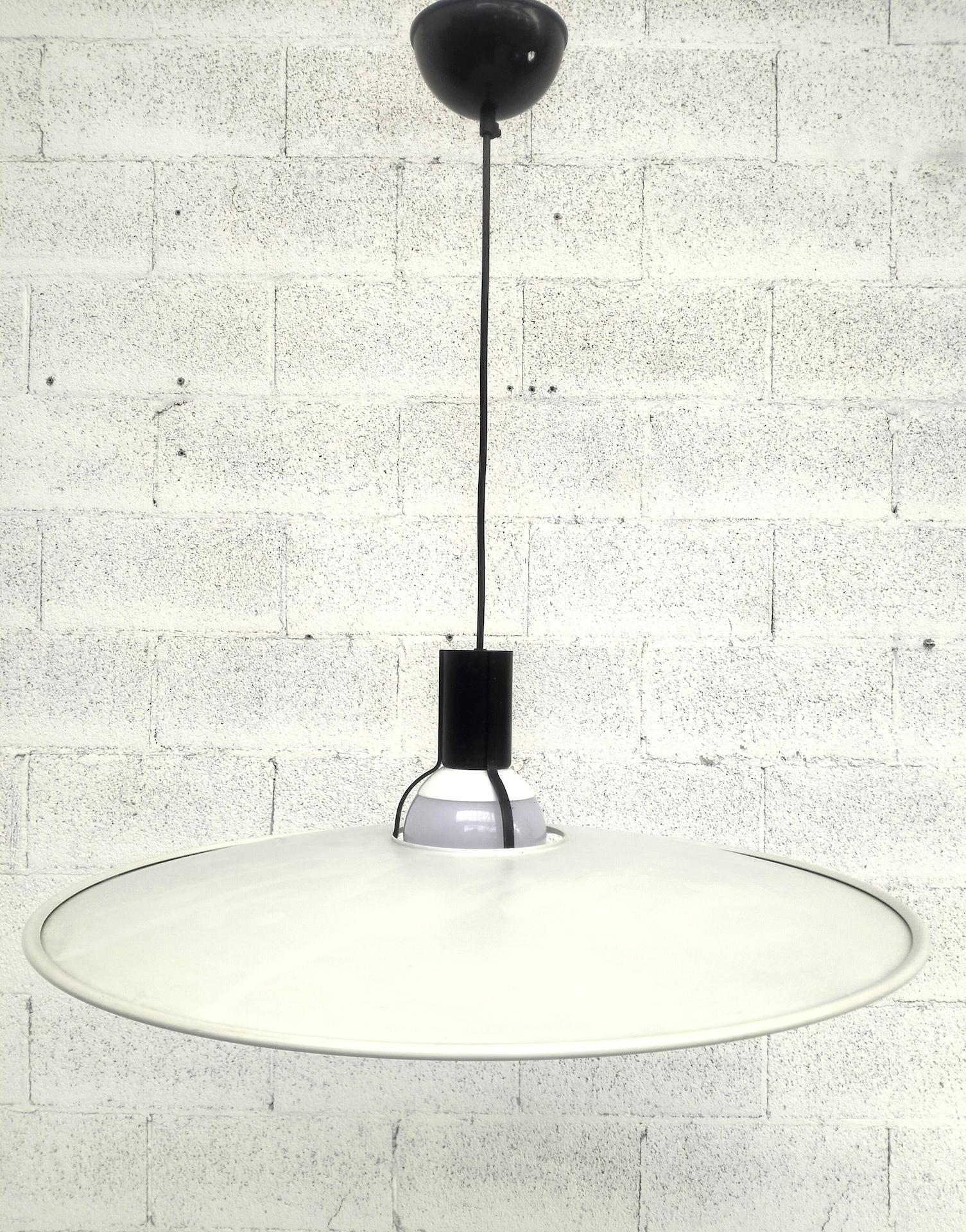 Italiano Lampada a sospensione 2133 di Gino Sarfatti for Arteluce, anni '70 in vendita