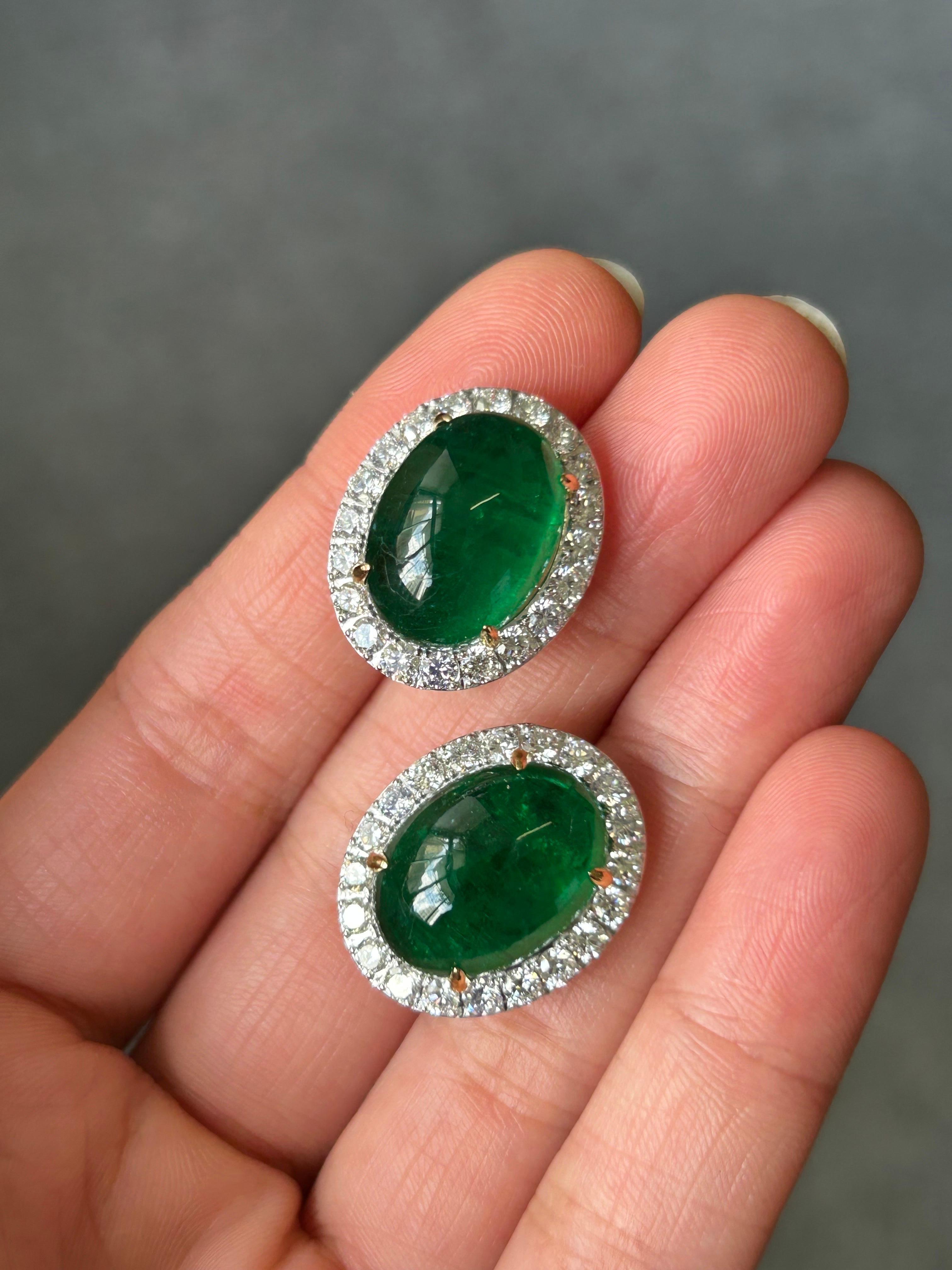 21,36 Karat sambischer Smaragd-Cabochon und Diamant-Ohrstecker (Art déco) im Angebot