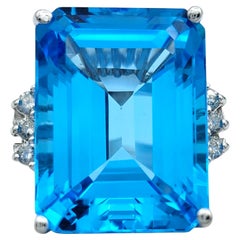 21.39 Karat Blauer Topas im Smaragdschliff im Smaragdschliff Cocktail-Ring mit Diamanten aus 14 Karat Gold