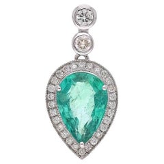Pendentif émeraude poire 2,13 carats en or blanc massif 18 carats avec halo de diamants naturels