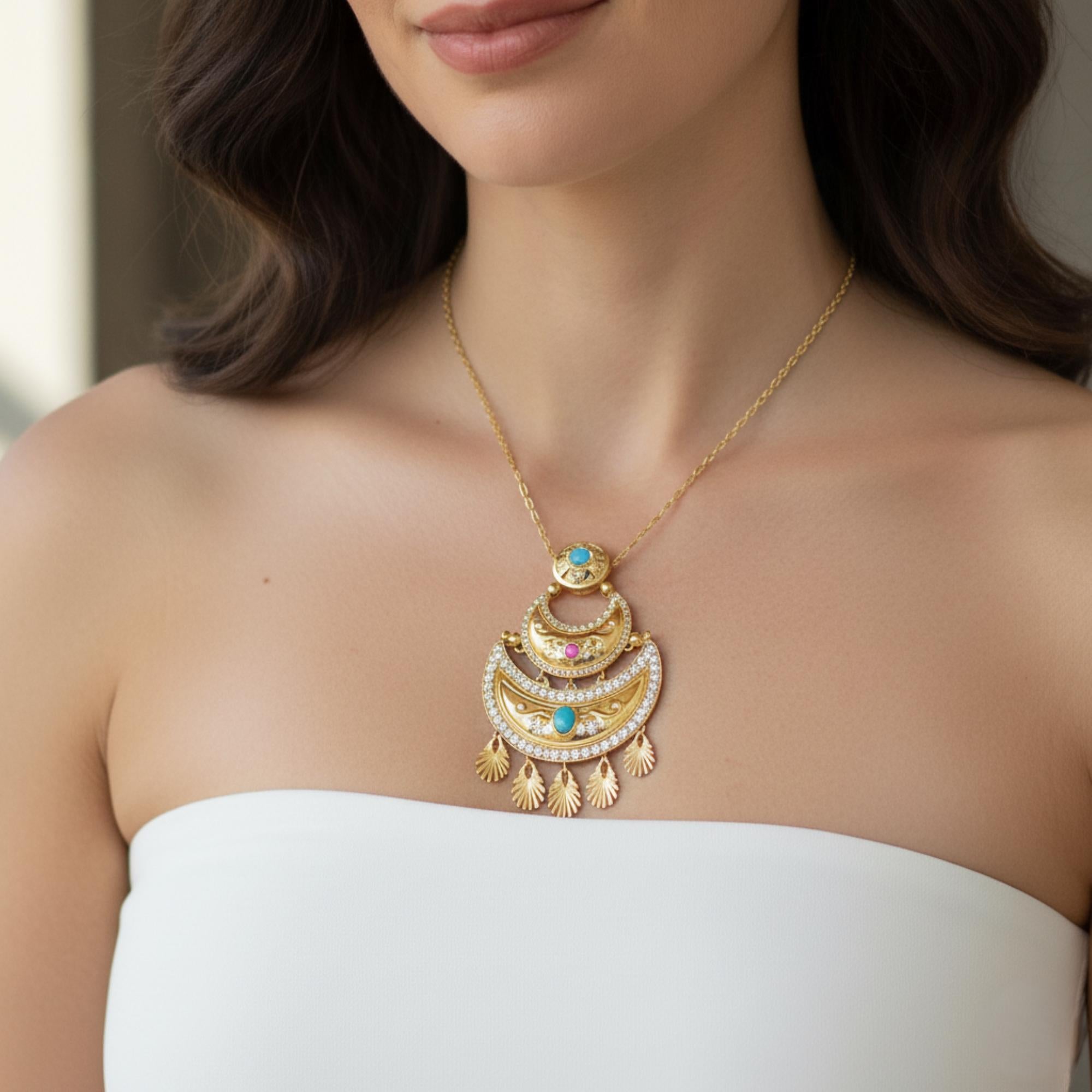 2.13TCW Collana con ciondolo di diamanti in pietre miste in oro giallo 14k Gioielli fatti a mano
Questo squisito ciondolo in stile lampadario è realizzato in oro giallo brillante e presenta un artistico design a mezzaluna multistrato ispirato ai