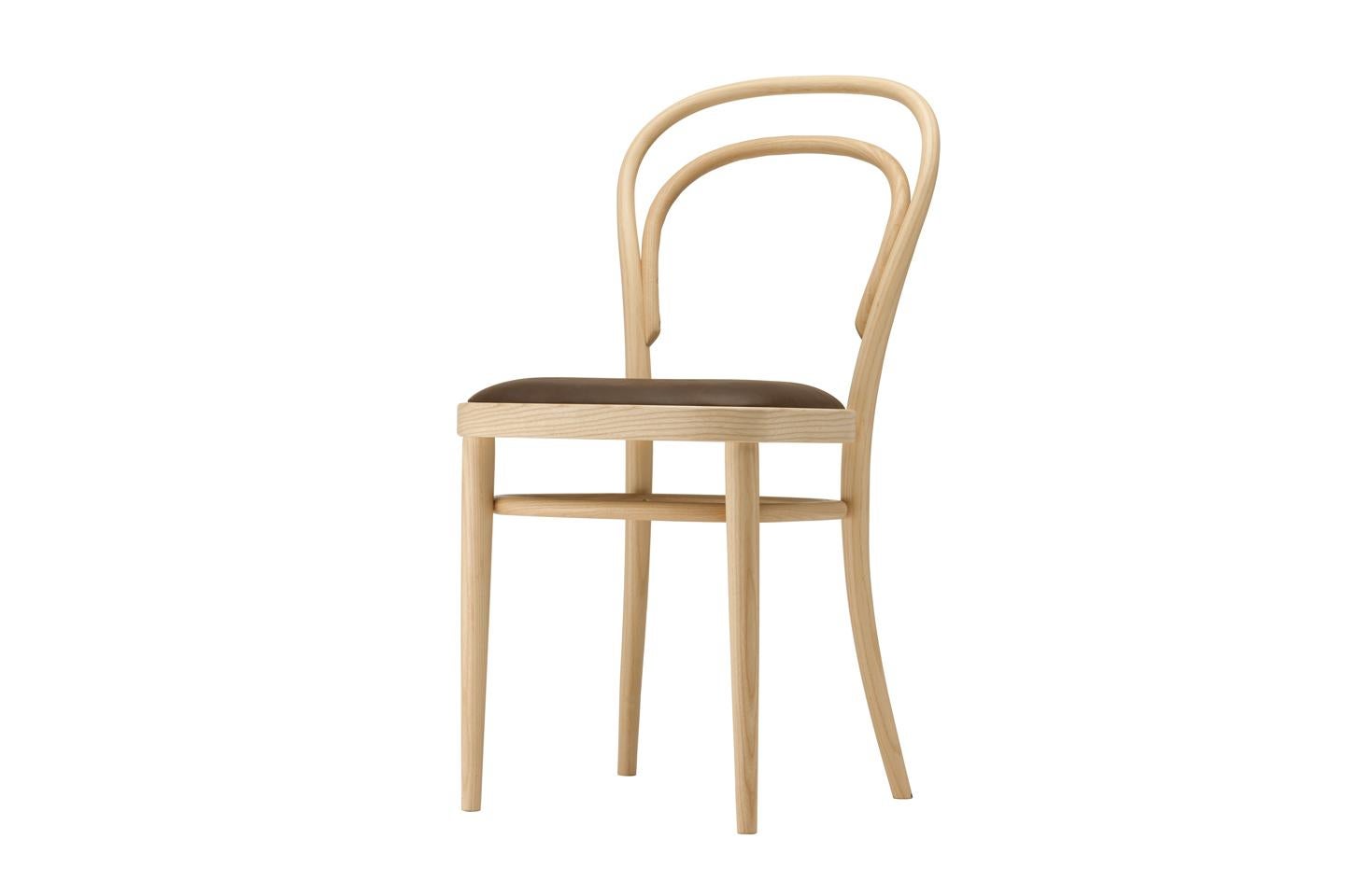 GAMME 214
La célèbre chaise de café est une icône et est considérée comme le produit de masse le plus réussi au monde à ce jour : elle a initié l'histoire du mobilier moderne. La base était une nouvelle technique - le cintrage du bois massif - que