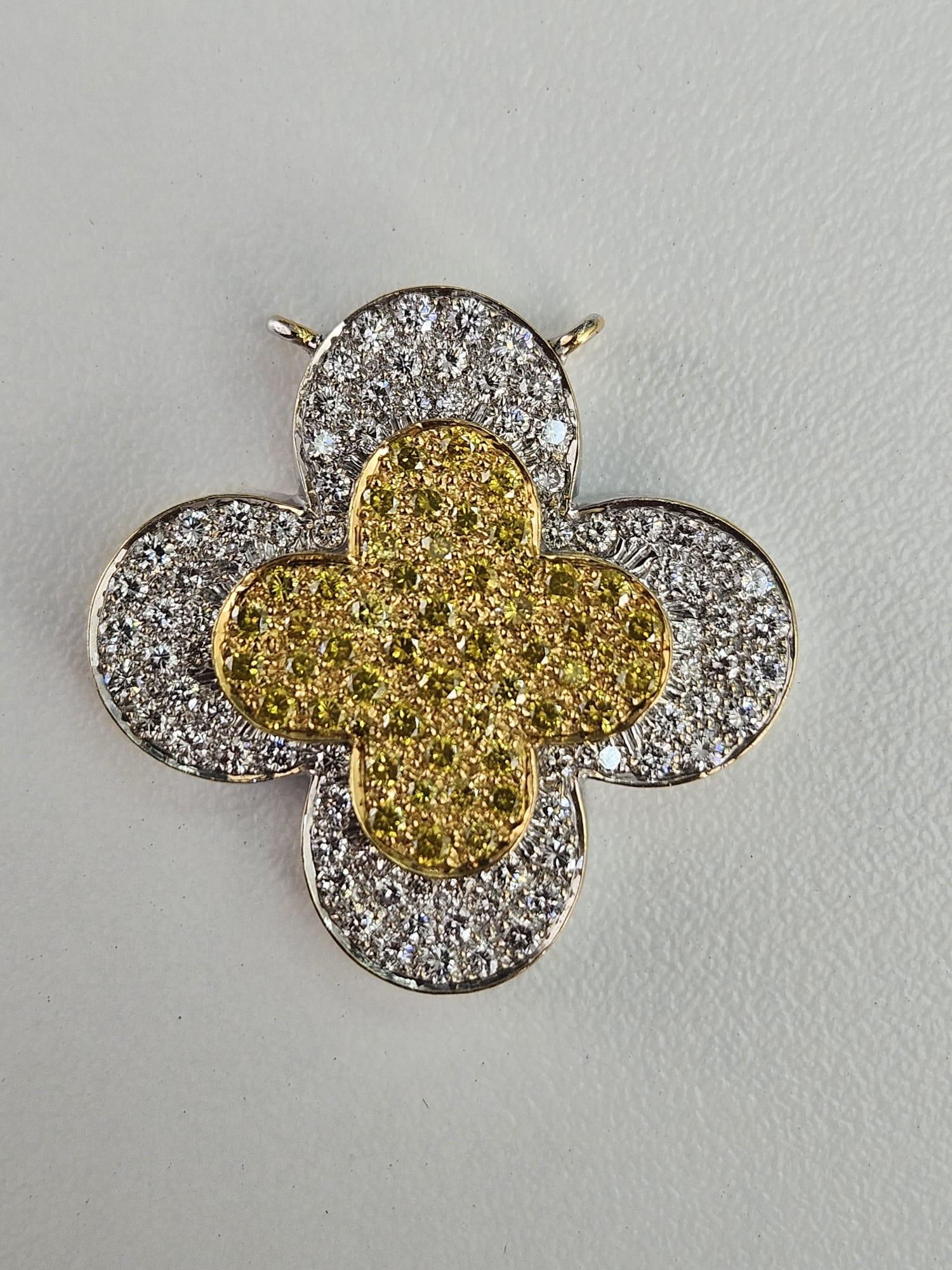 2.14 Canary and White Diamond Clover Pendant In New Condition For Sale In New York, NY