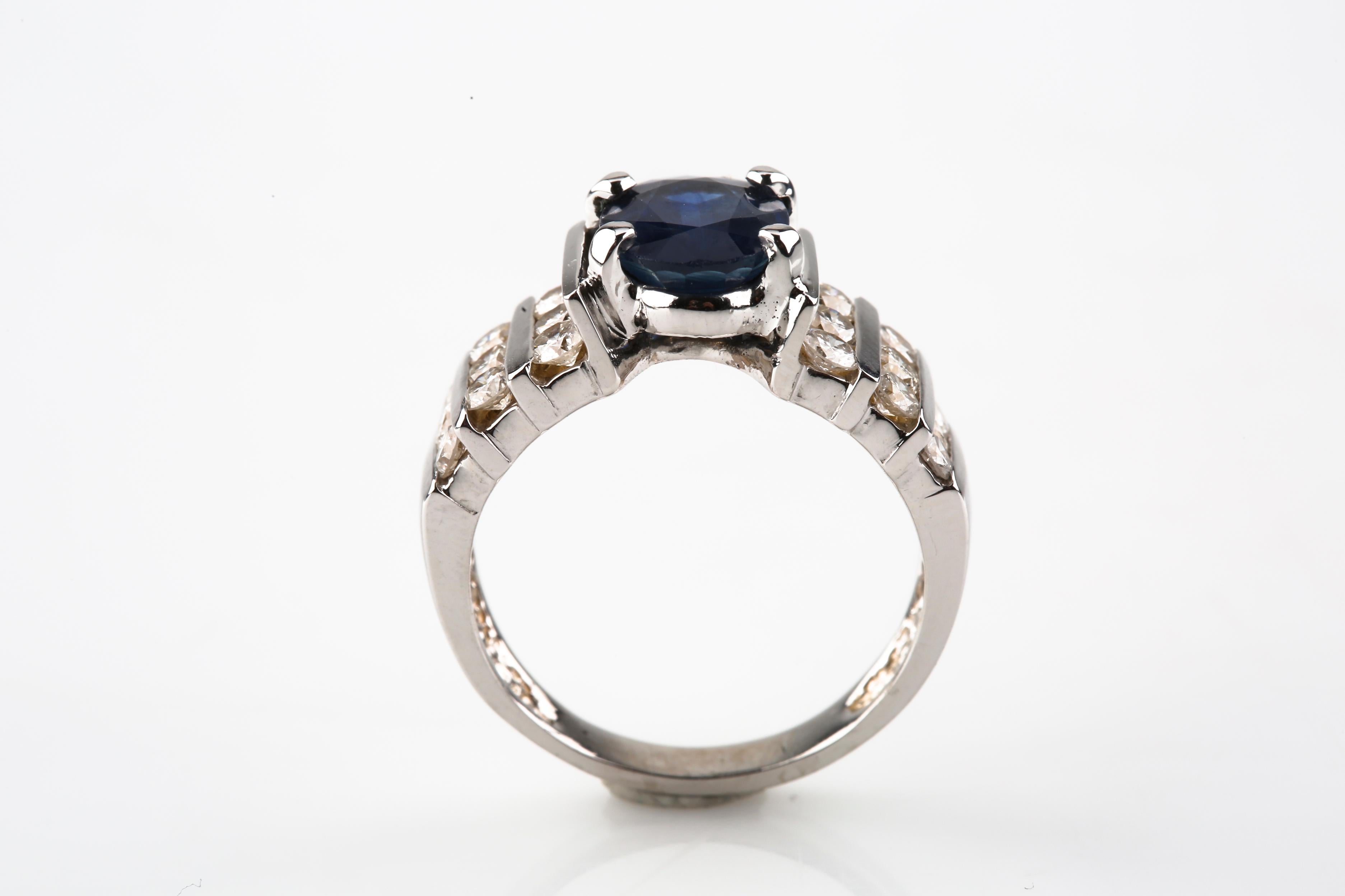 2,14 Karat Blauer Saphir Solitär und Diamant 14 Karat Weißgold Ring (Ovalschliff) im Angebot